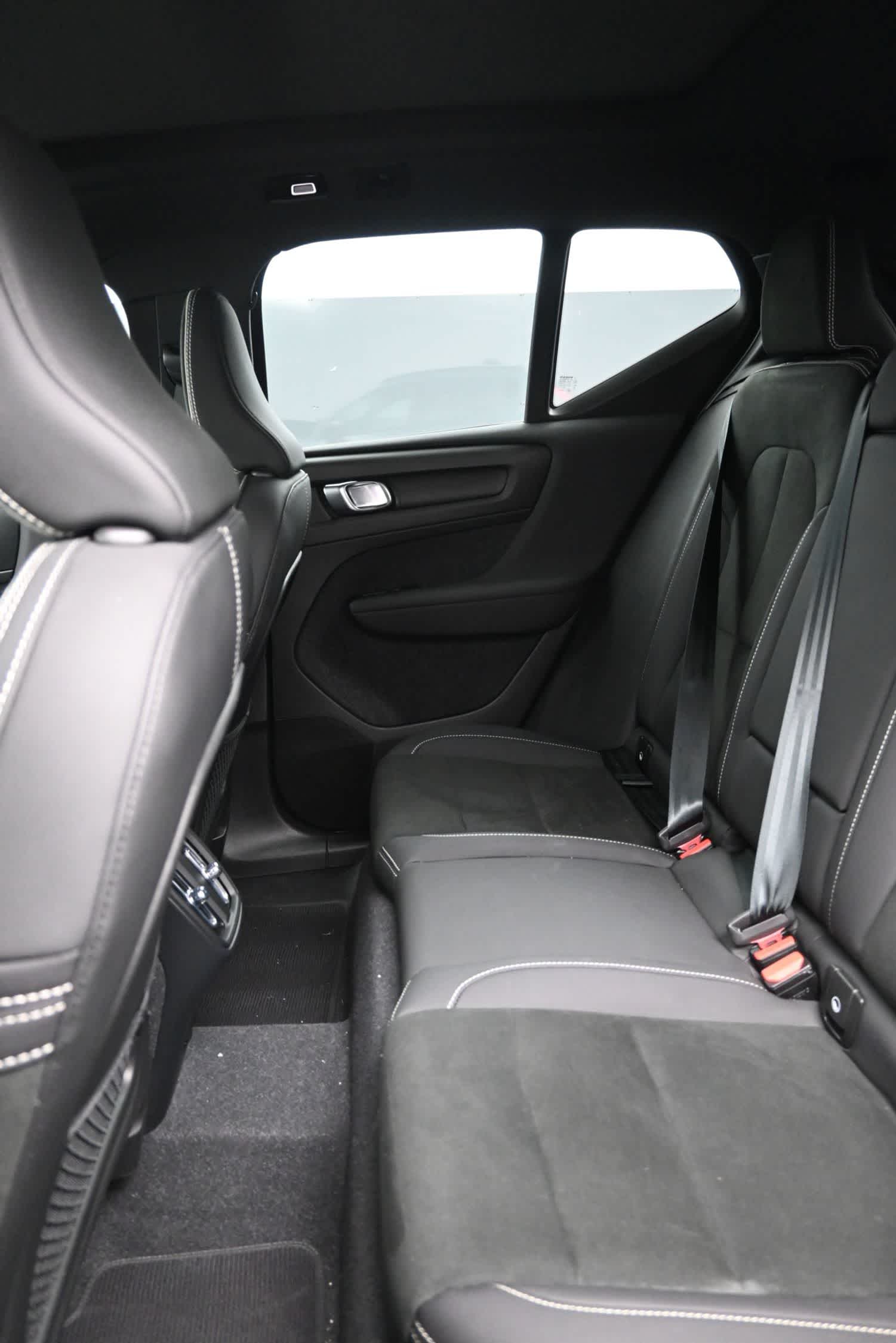 2023 Volvo XC40 B5 Plus Dark Theme