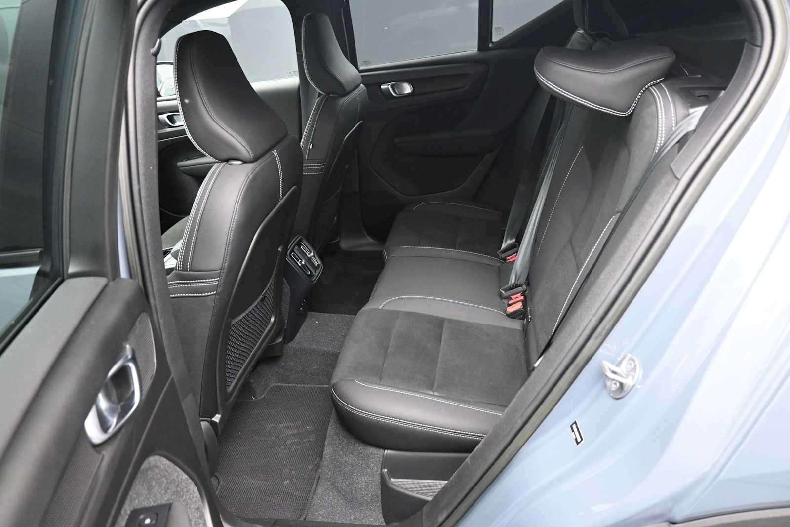 2023 Volvo XC40 B5 Plus Dark Theme