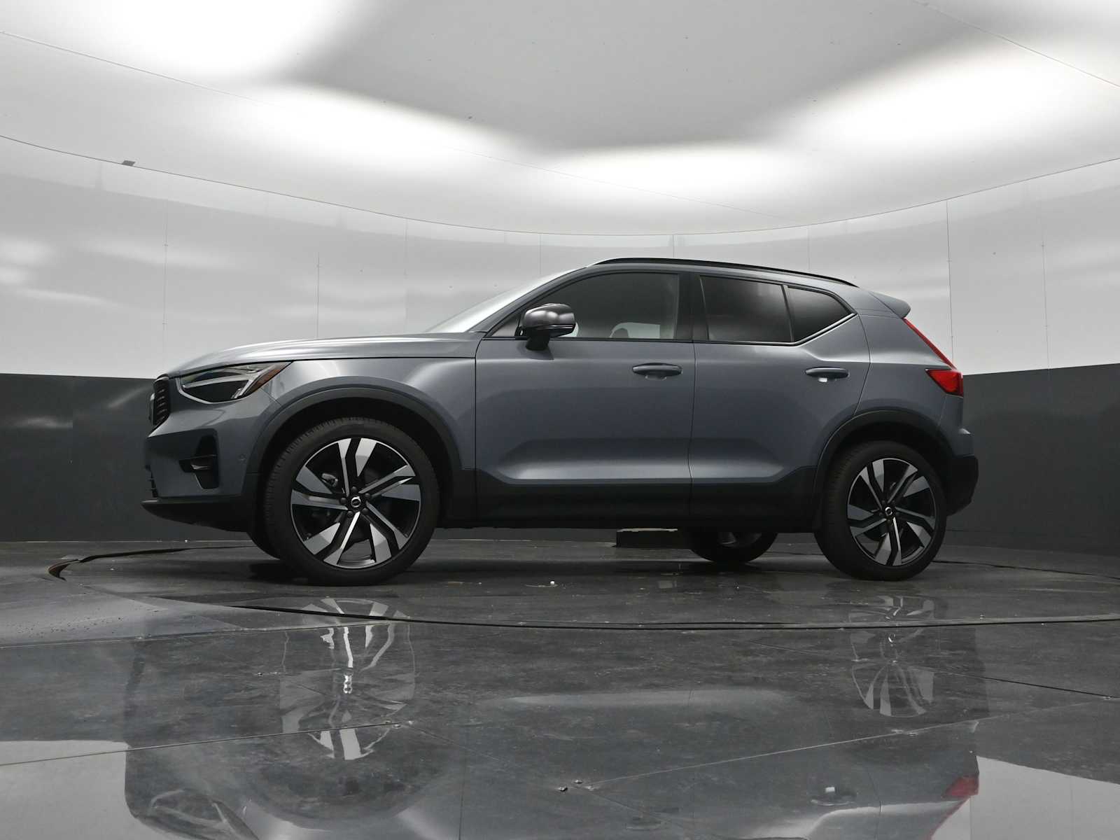 2023 Volvo XC40 B5 Plus Dark Theme