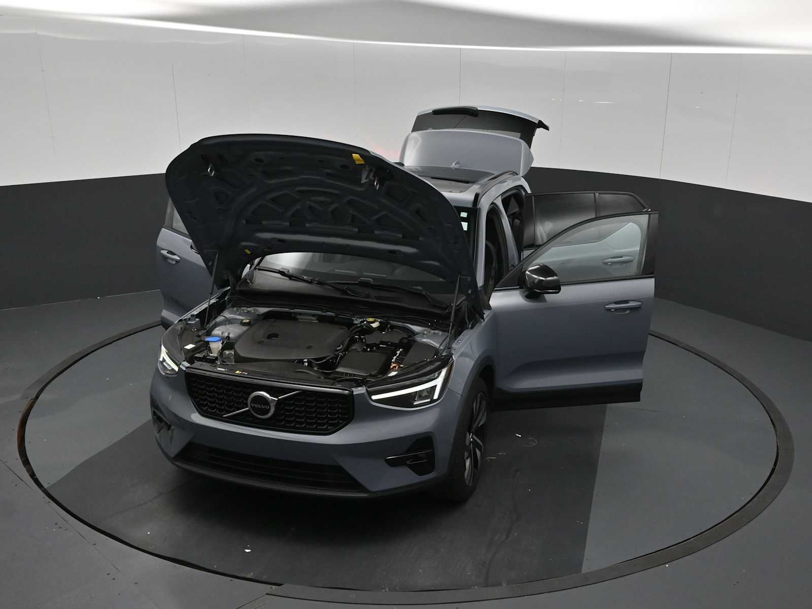 2023 Volvo XC40 B5 Plus Dark Theme