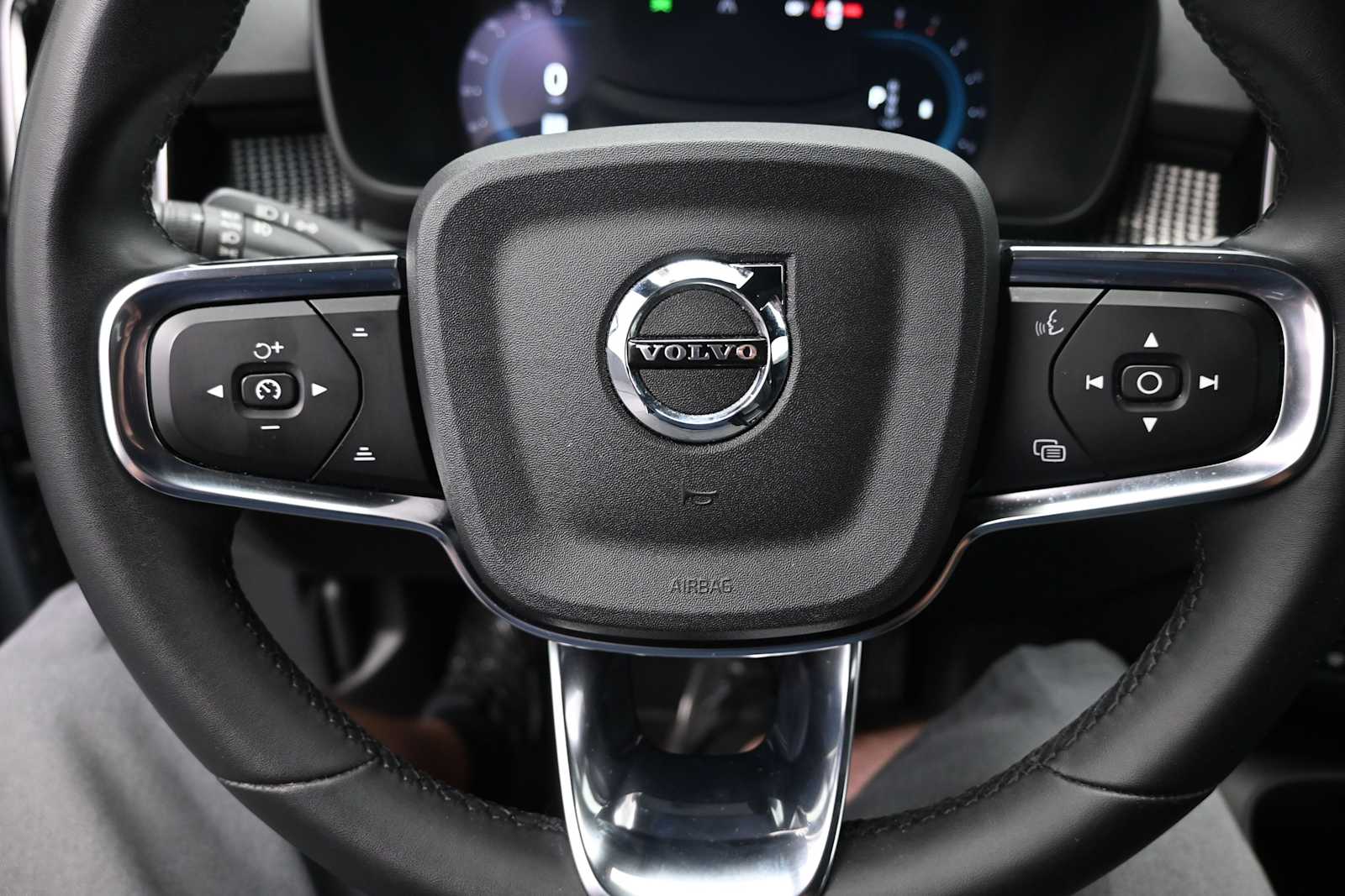 2023 Volvo XC40 B5 Plus Dark Theme