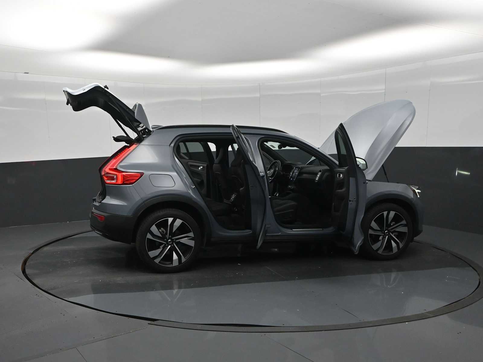 2023 Volvo XC40 B5 Plus Dark Theme