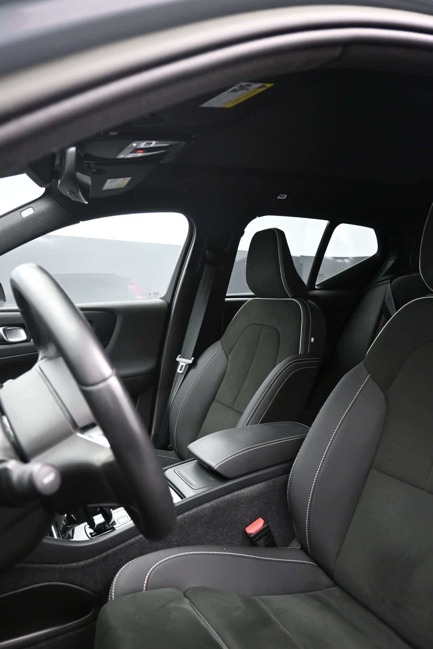 2023 Volvo XC40 B5 Plus Dark Theme