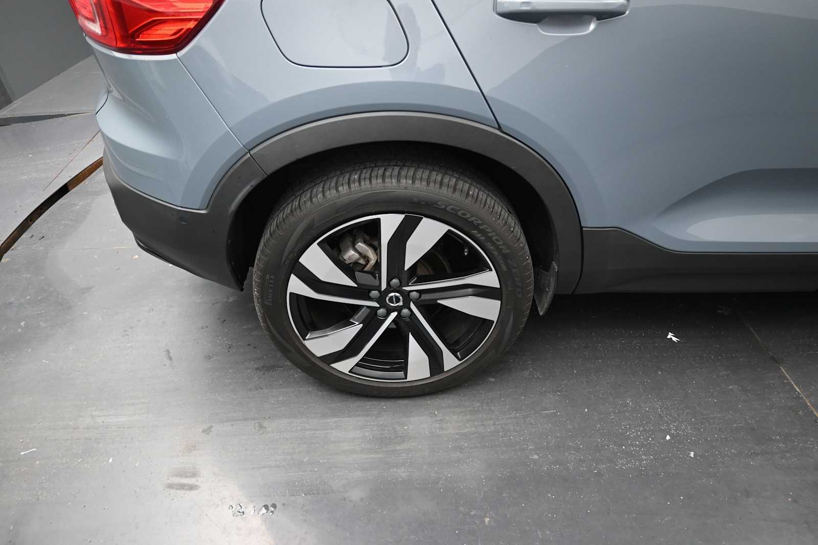 2023 Volvo XC40 B5 Plus Dark Theme