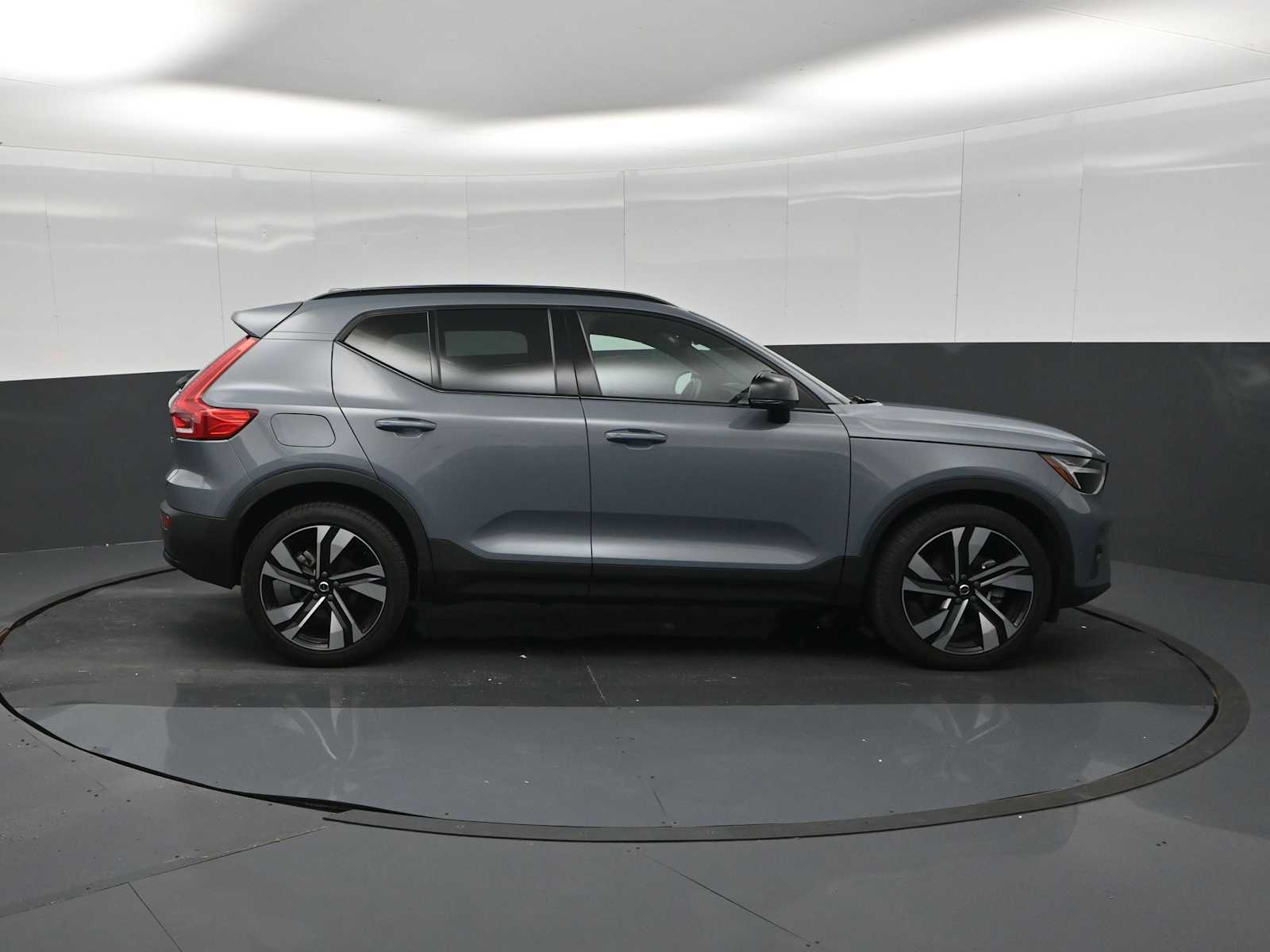 2023 Volvo XC40 B5 Plus Dark Theme