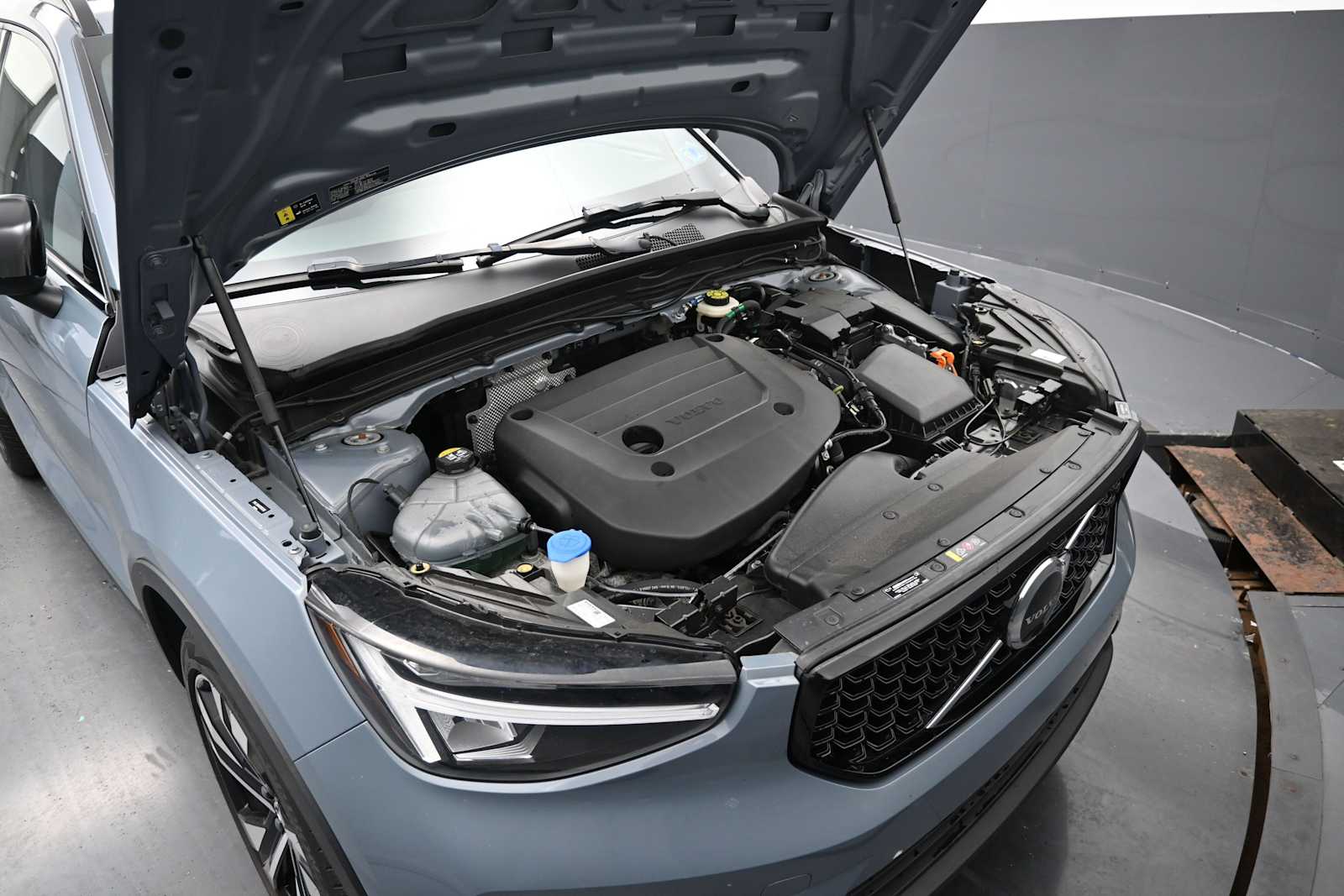 2023 Volvo XC40 B5 Plus Dark Theme