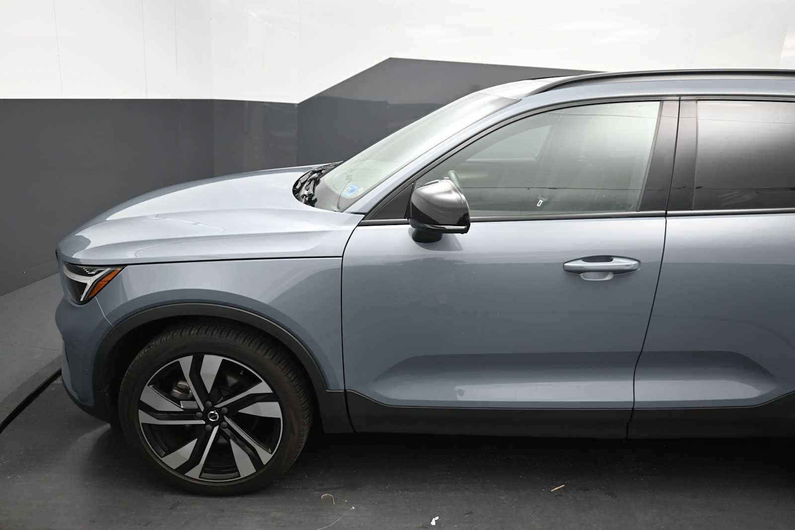 2023 Volvo XC40 B5 Plus Dark Theme