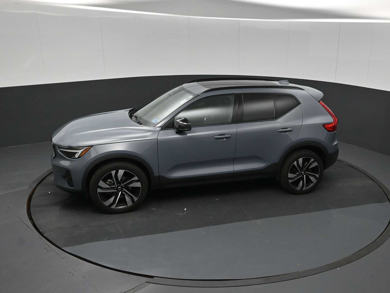 2023 Volvo XC40 B5 Plus Dark Theme