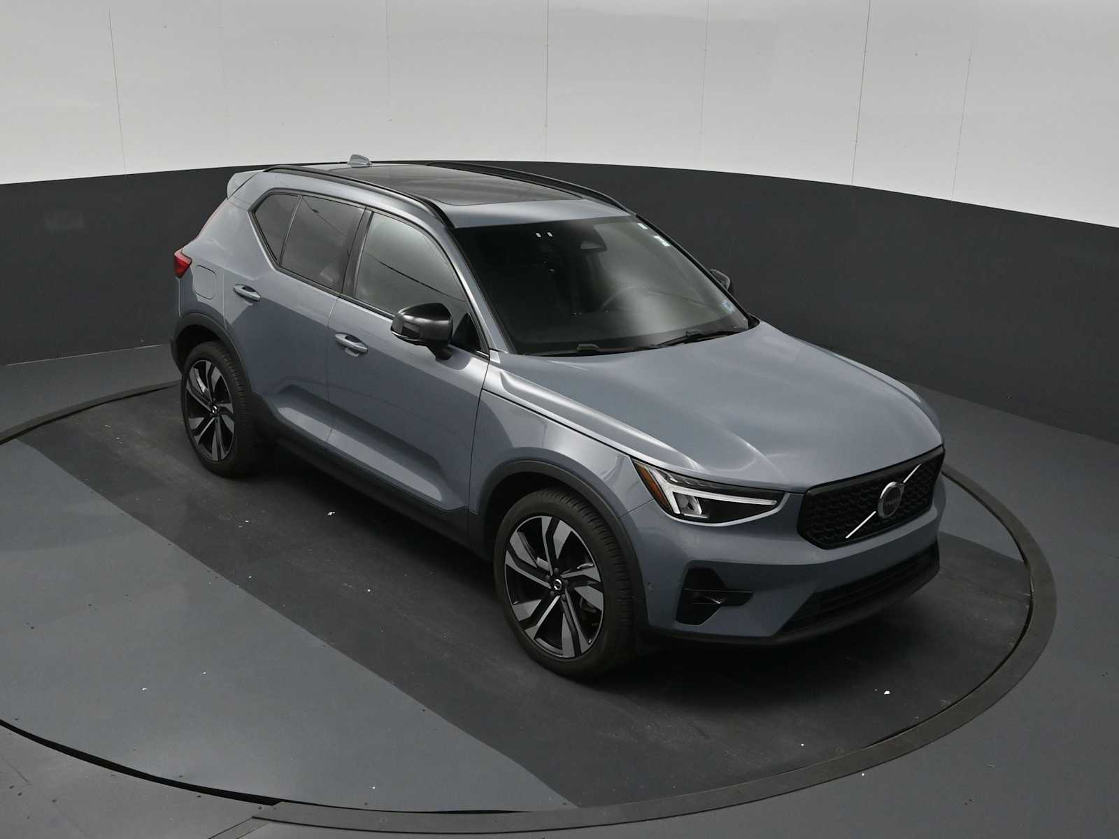 2023 Volvo XC40 B5 Plus Dark Theme