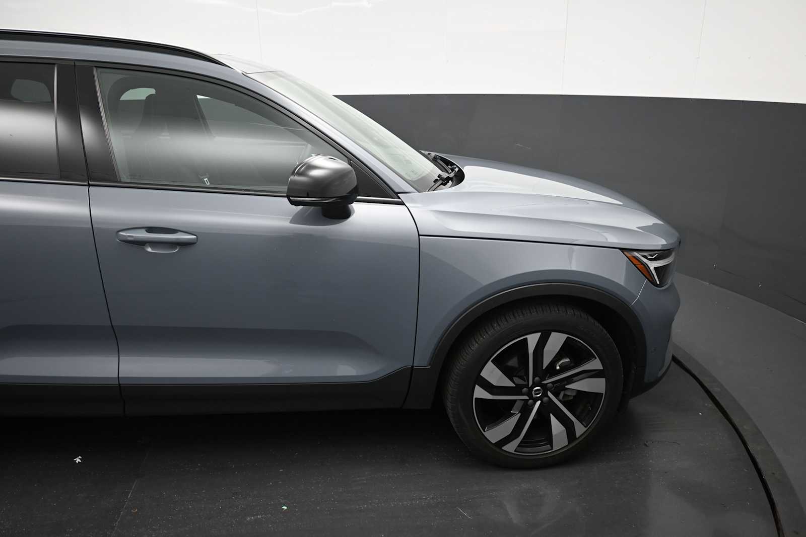 2023 Volvo XC40 B5 Plus Dark Theme