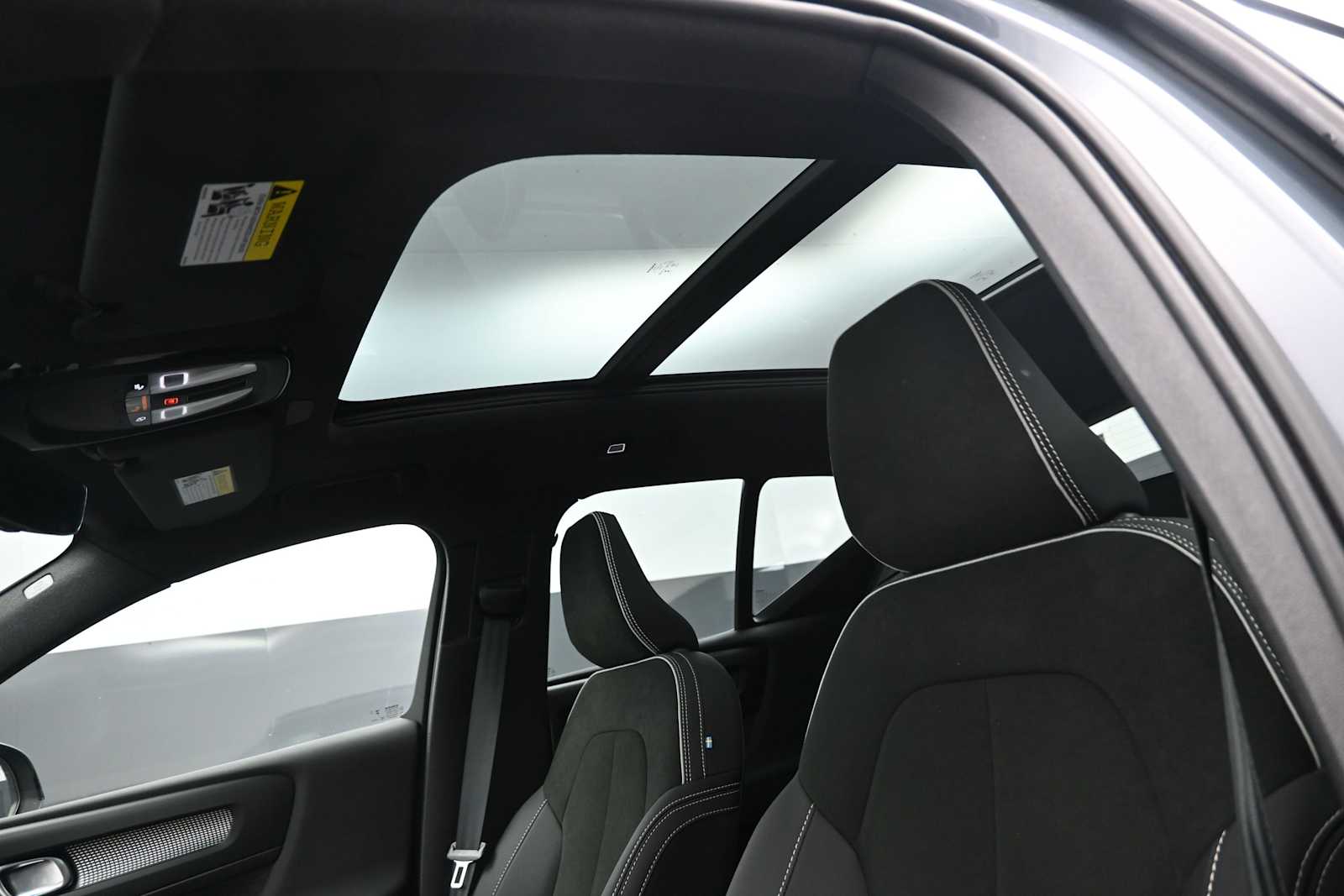 2023 Volvo XC40 B5 Plus Dark Theme
