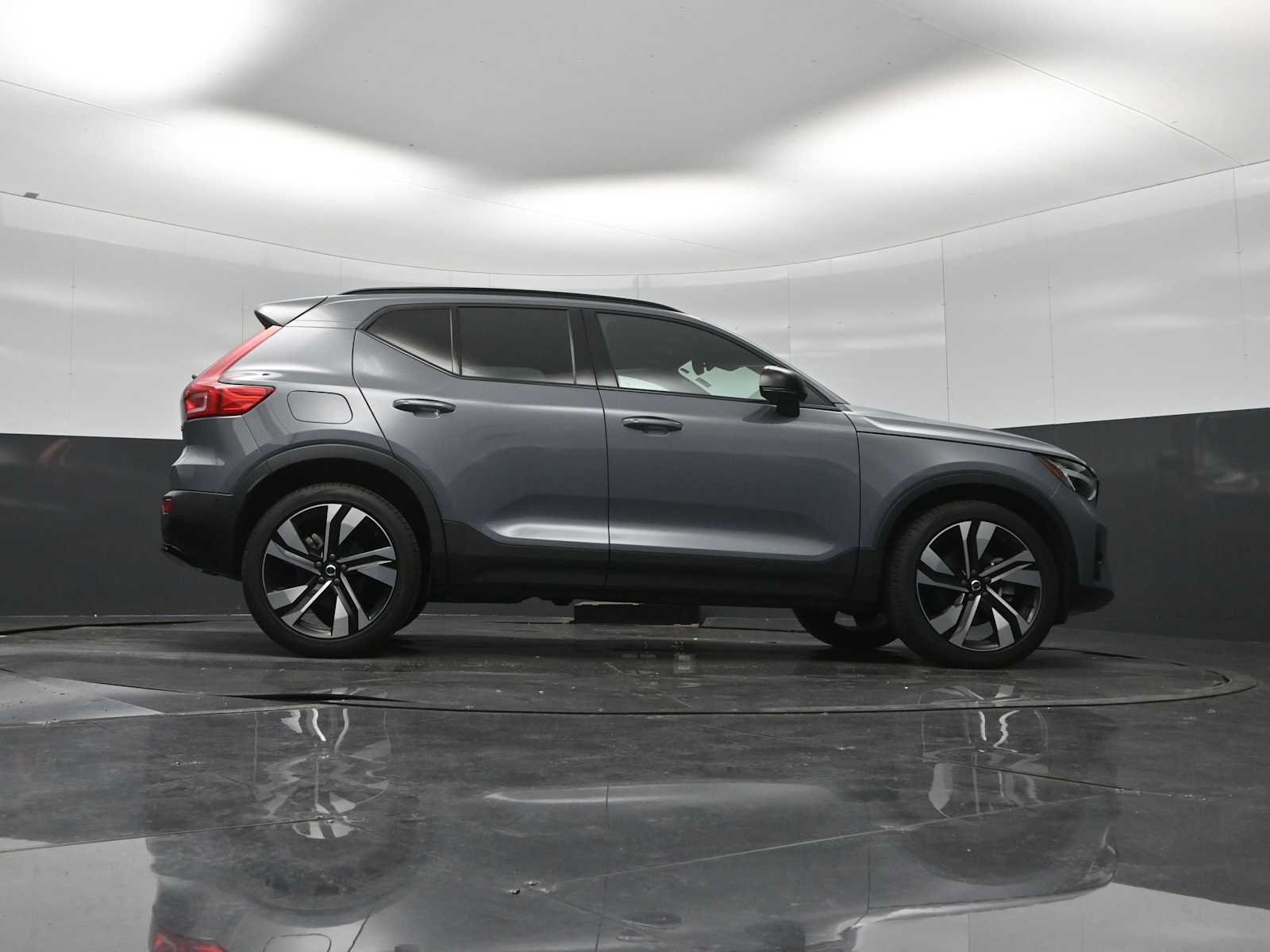 2023 Volvo XC40 B5 Plus Dark Theme