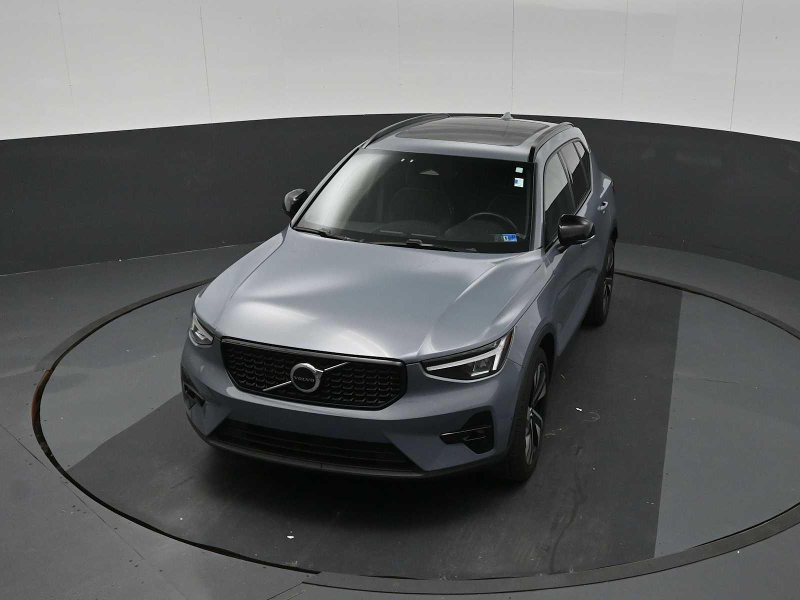 2023 Volvo XC40 B5 Plus Dark Theme