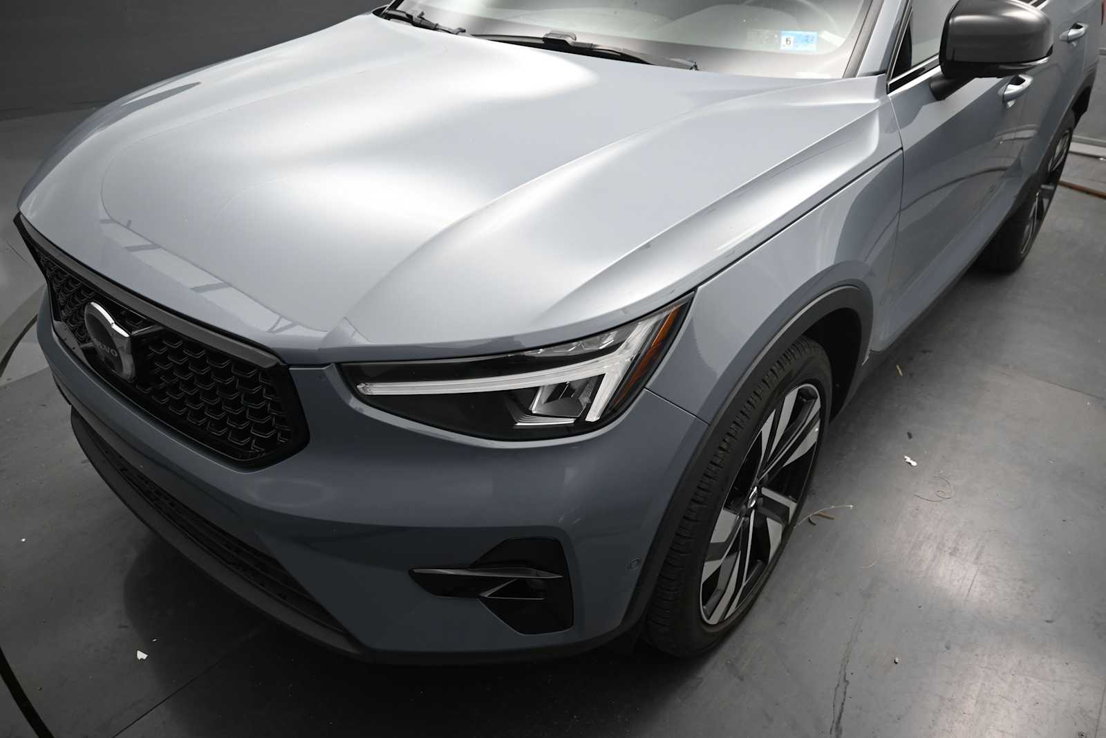 2023 Volvo XC40 B5 Plus Dark Theme