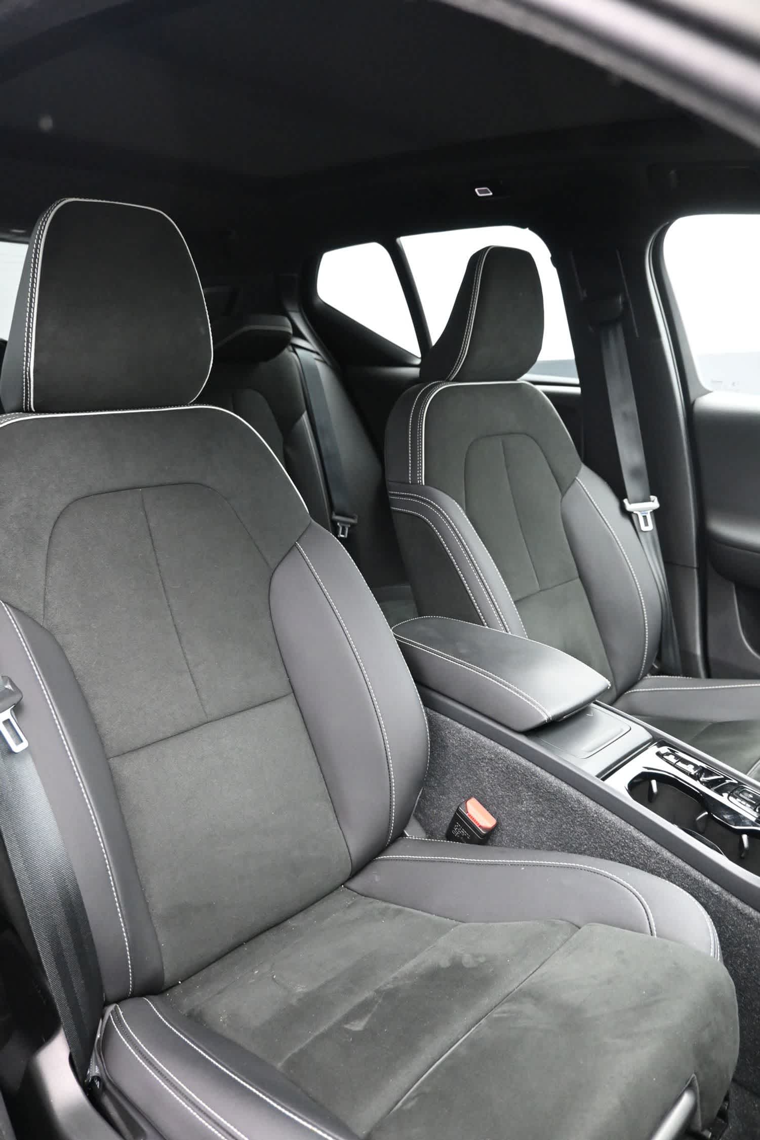 2023 Volvo XC40 B5 Plus Dark Theme