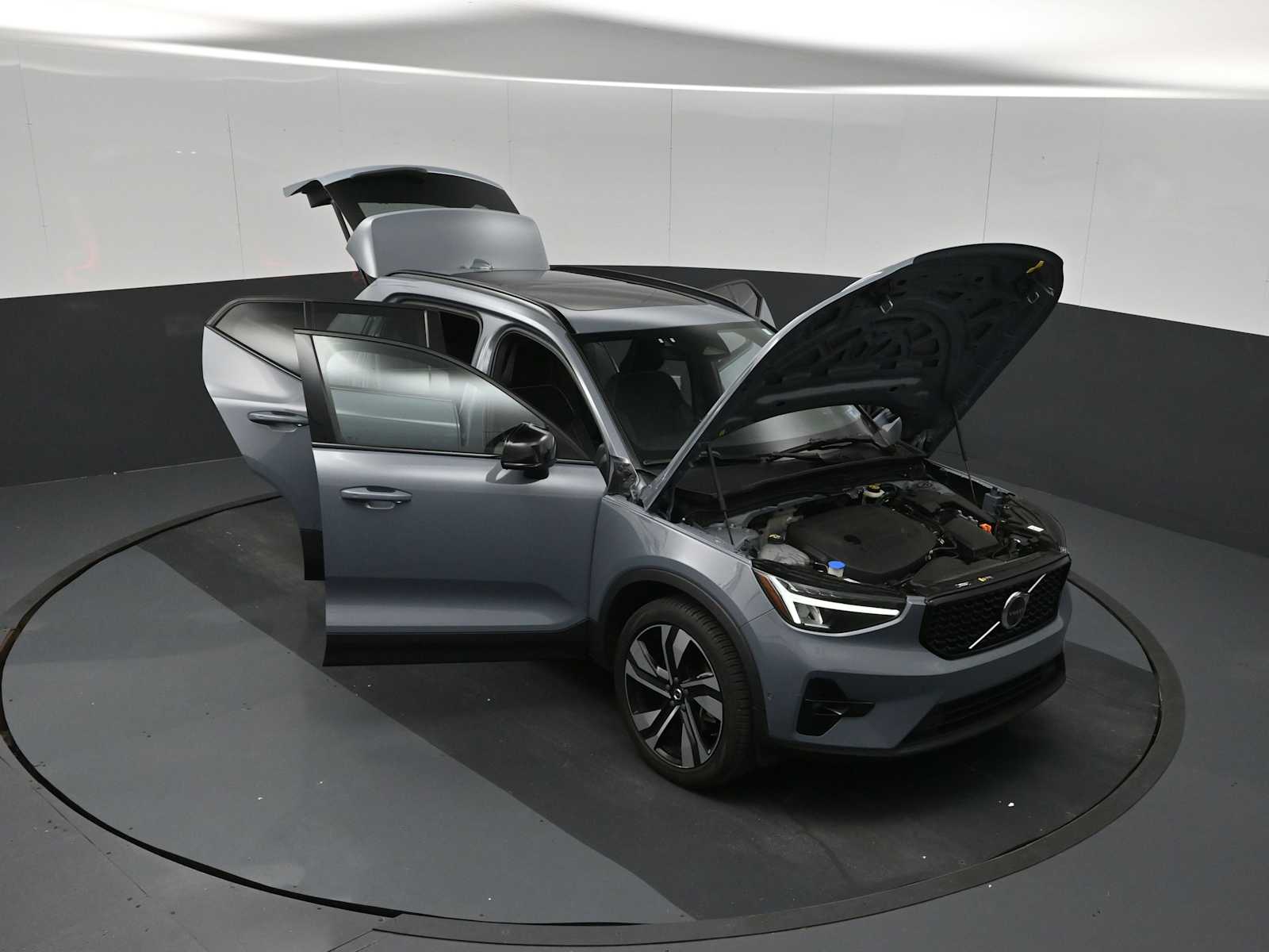 2023 Volvo XC40 B5 Plus Dark Theme