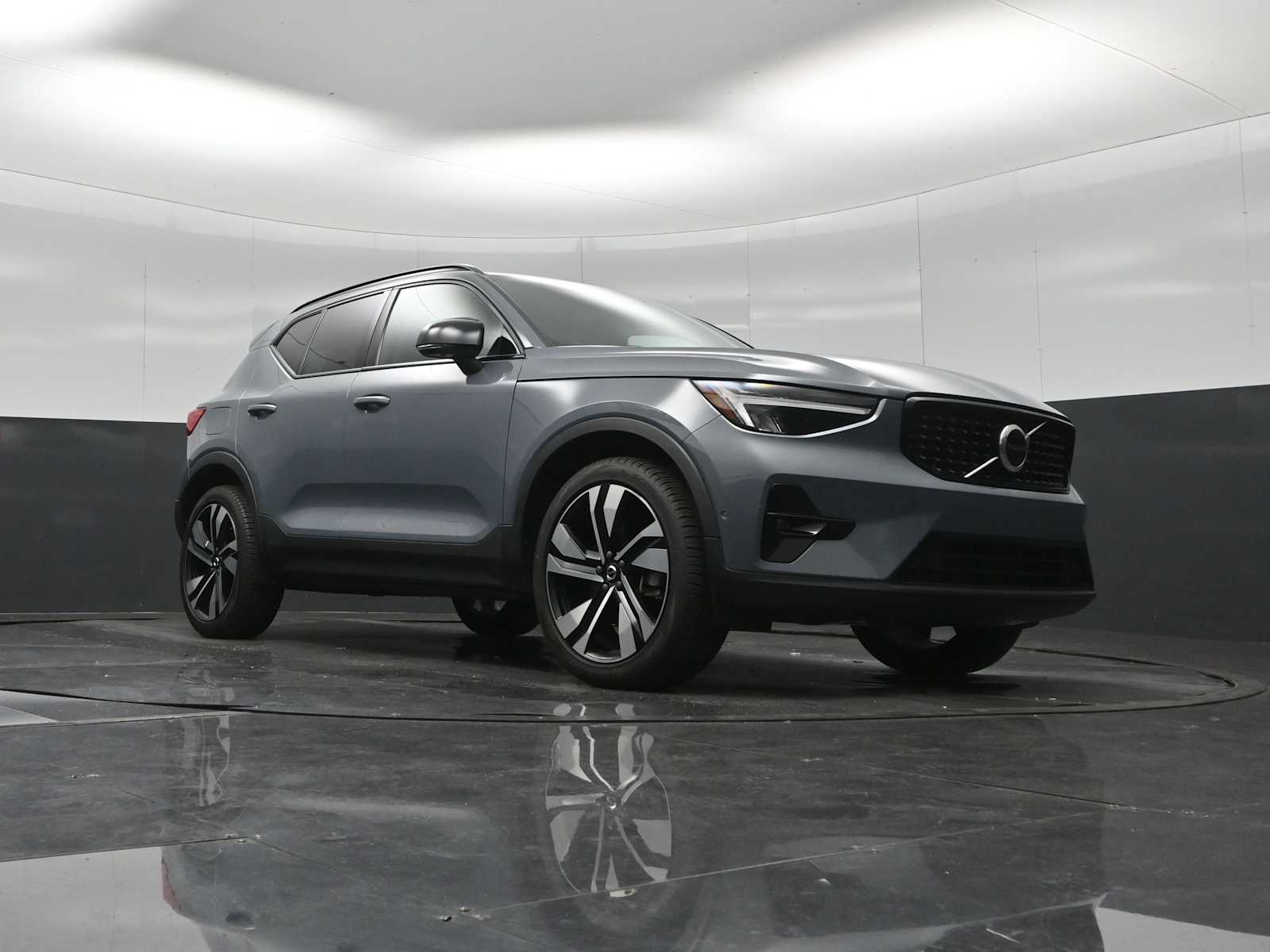 2023 Volvo XC40 B5 Plus Dark Theme