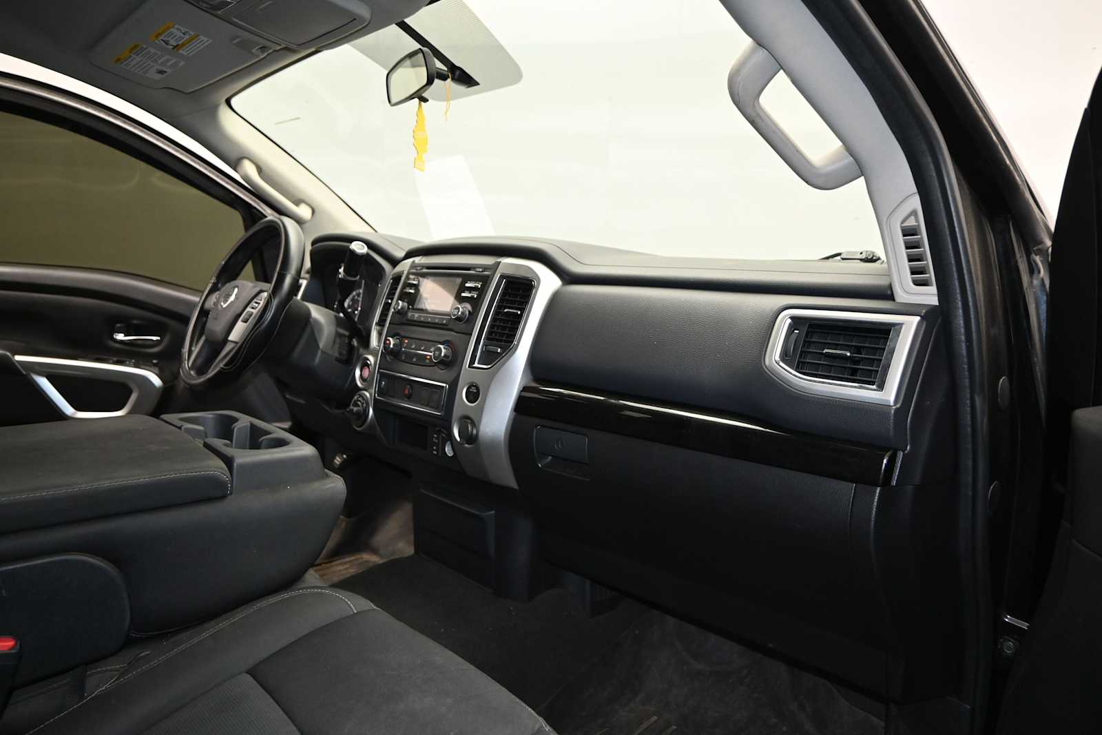 2017 Nissan TITAN SV