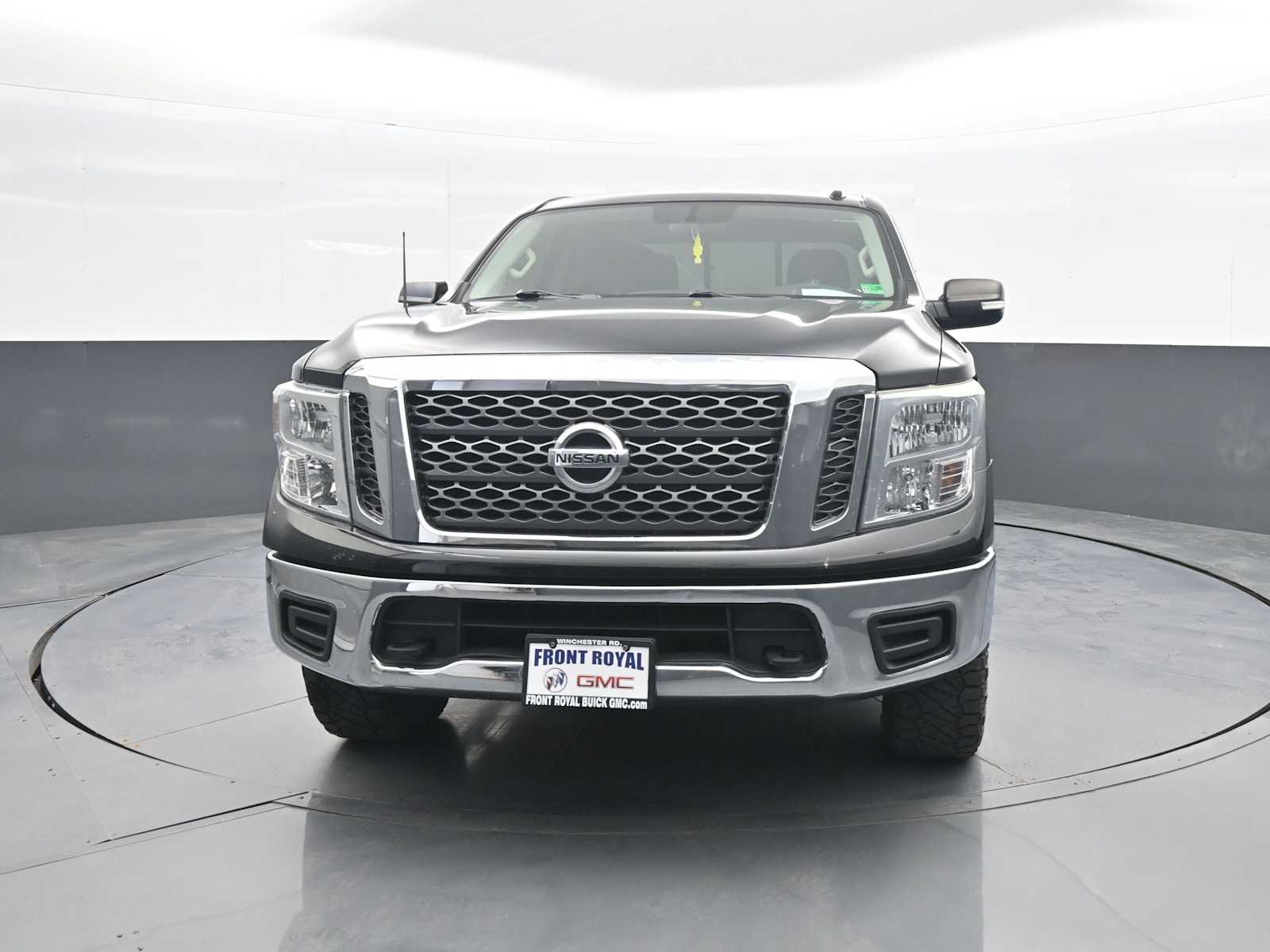 2017 Nissan TITAN SV