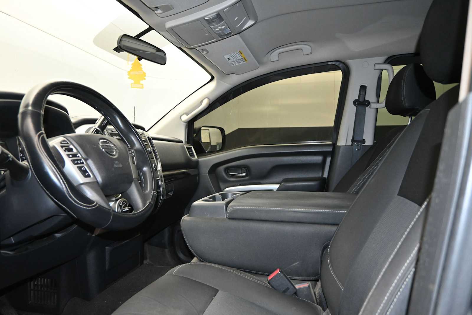 2017 Nissan TITAN SV