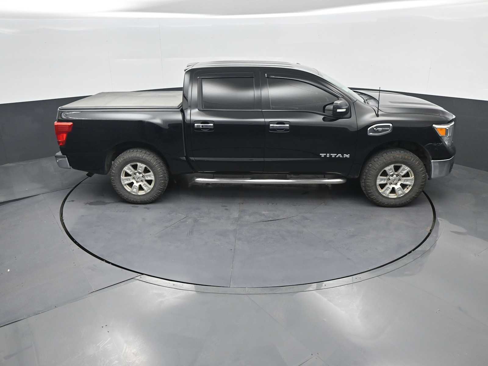 2017 Nissan TITAN SV