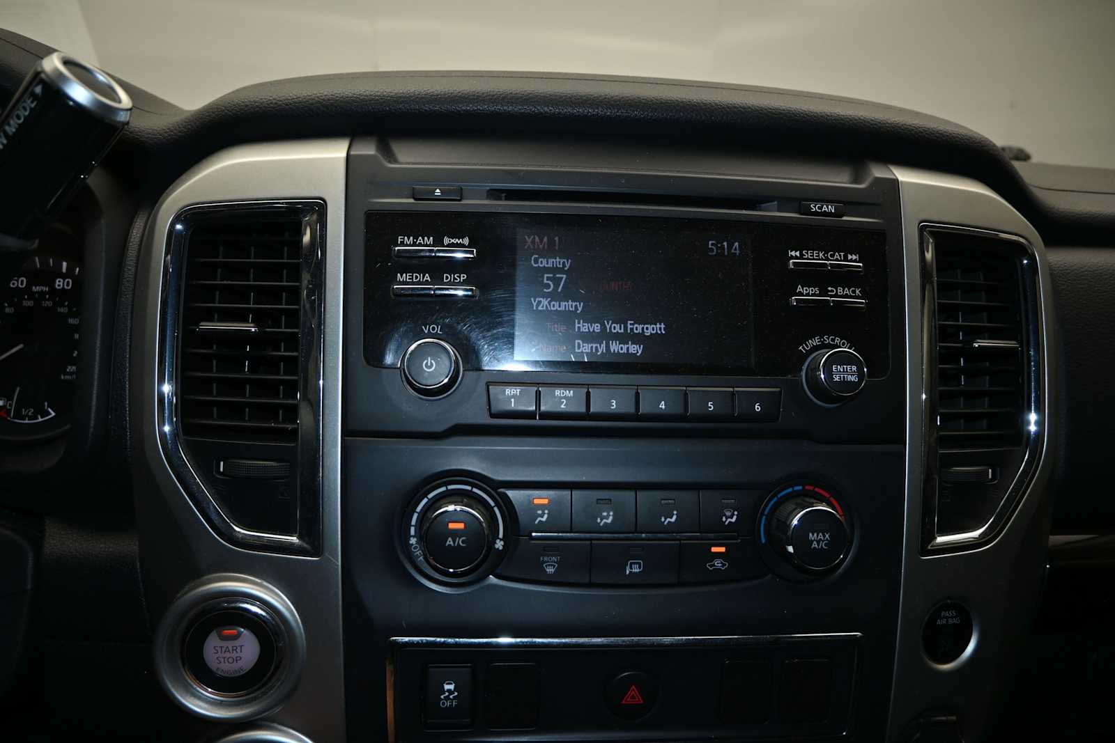 2017 Nissan TITAN SV