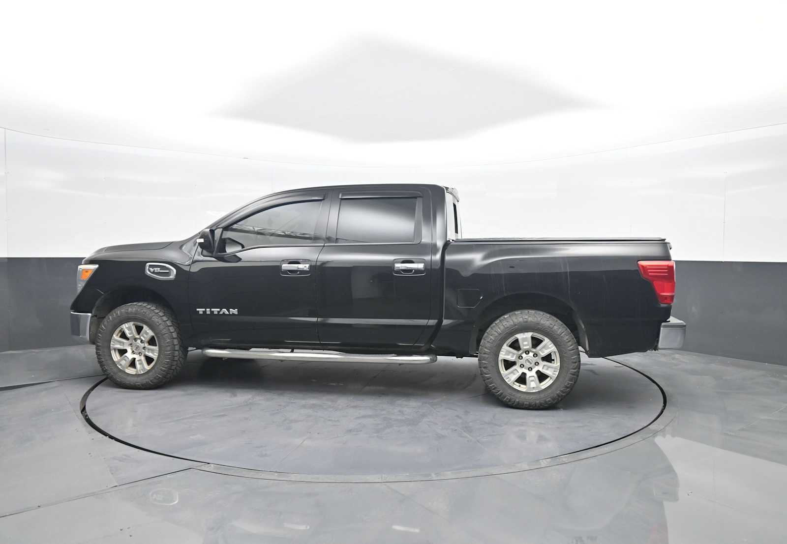 2017 Nissan TITAN SV