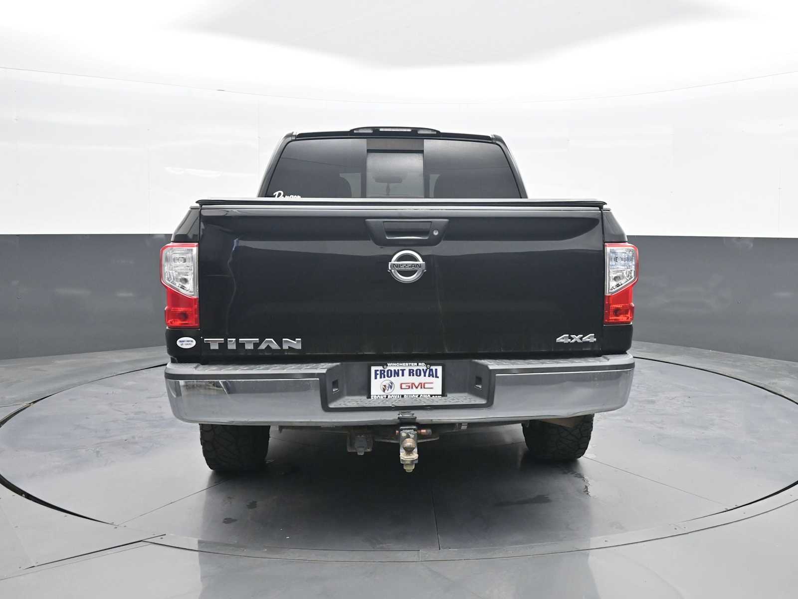 2017 Nissan TITAN SV