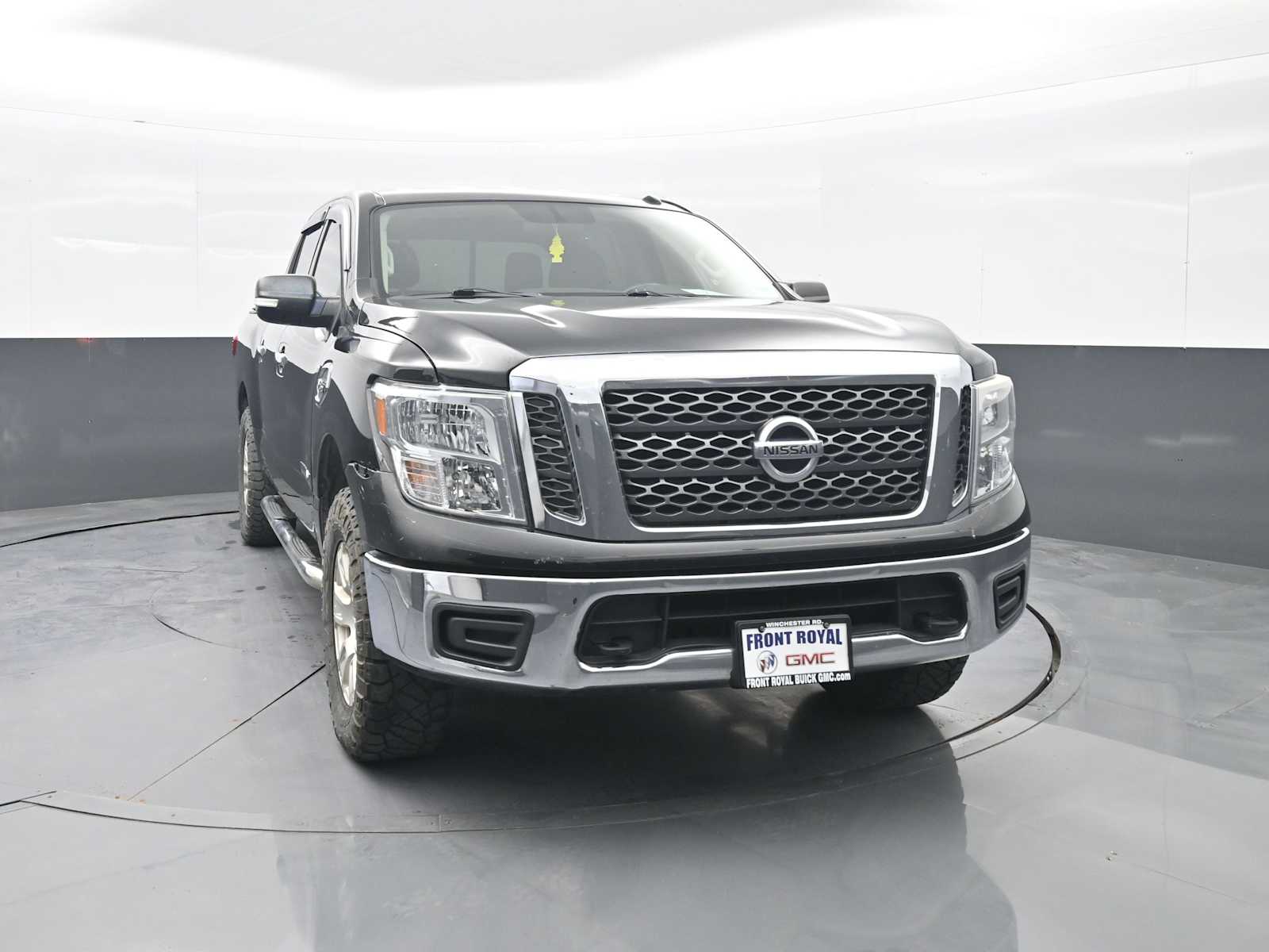 2017 Nissan TITAN SV