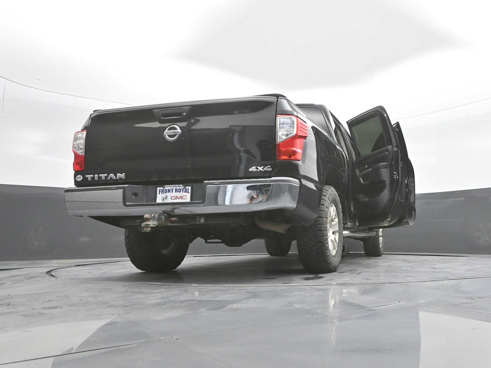 2017 Nissan TITAN SV