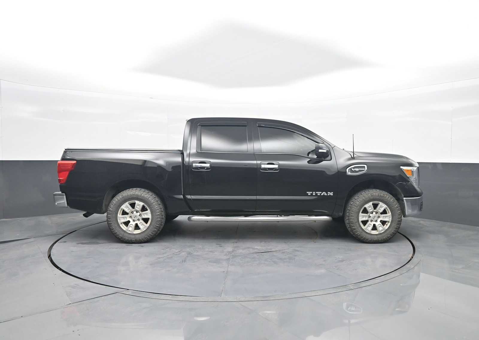 2017 Nissan TITAN SV