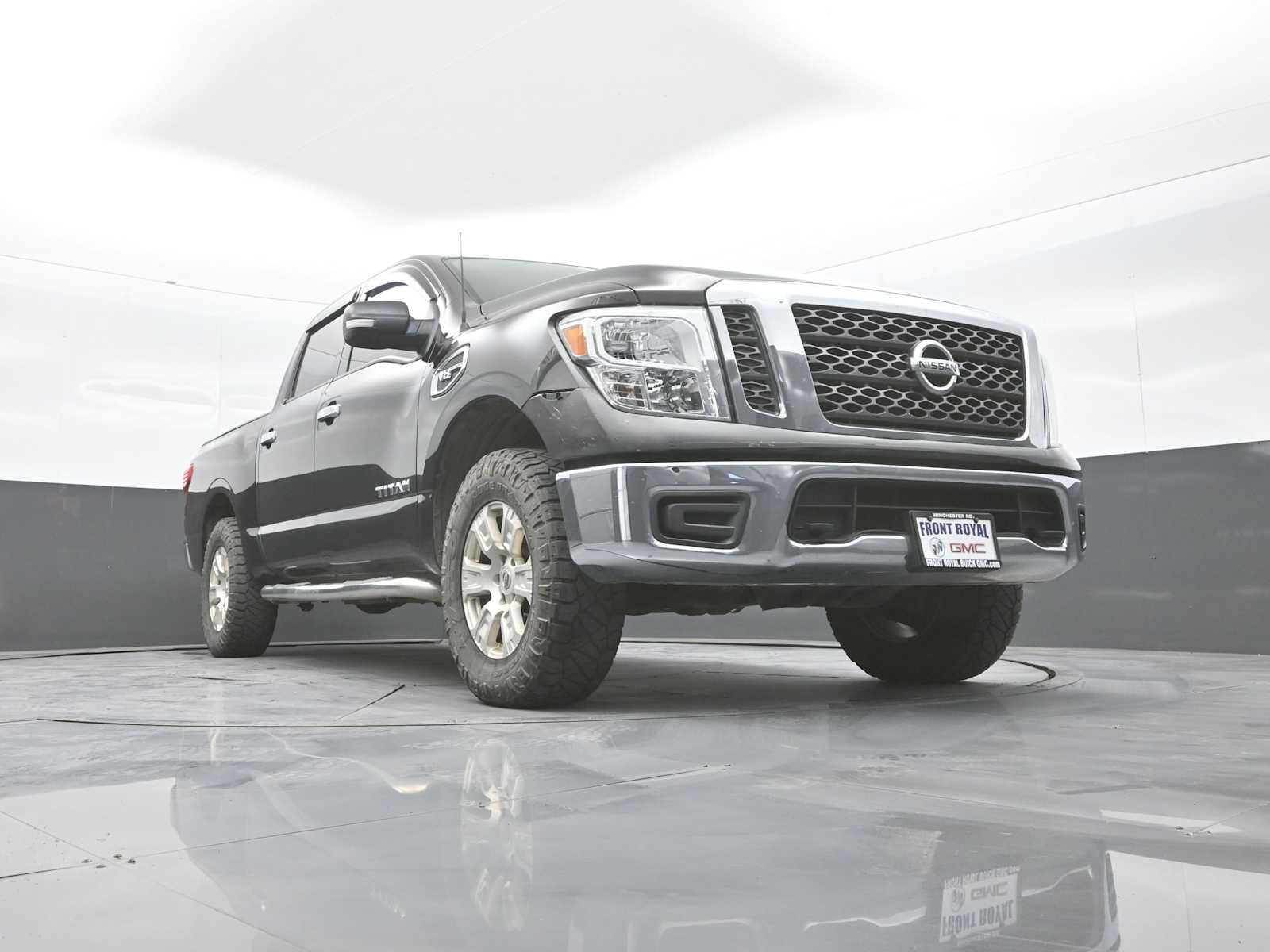 2017 Nissan TITAN SV