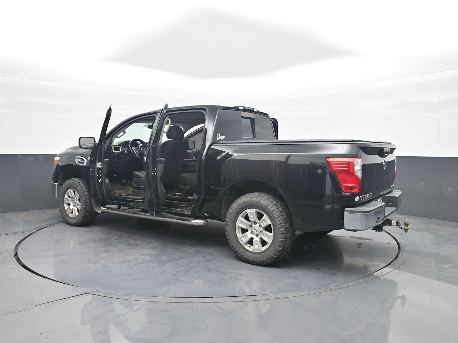 2017 Nissan TITAN SV