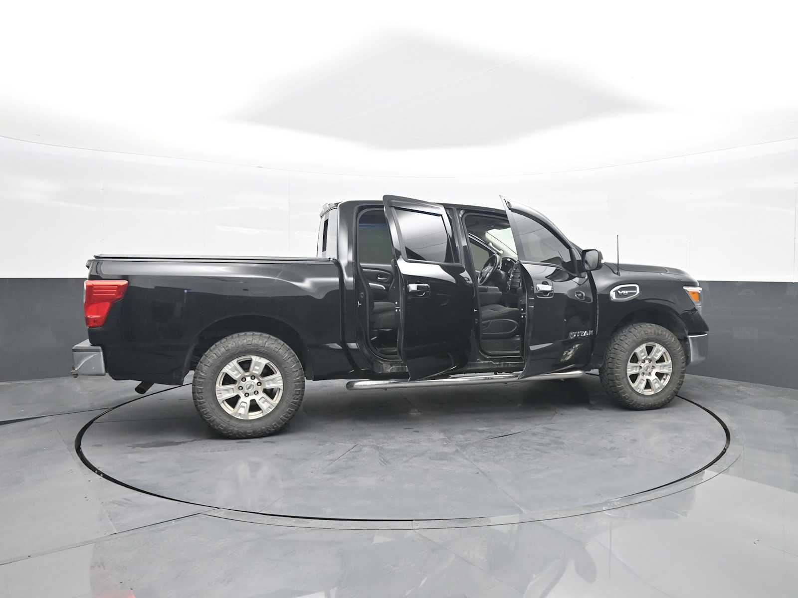 2017 Nissan TITAN SV
