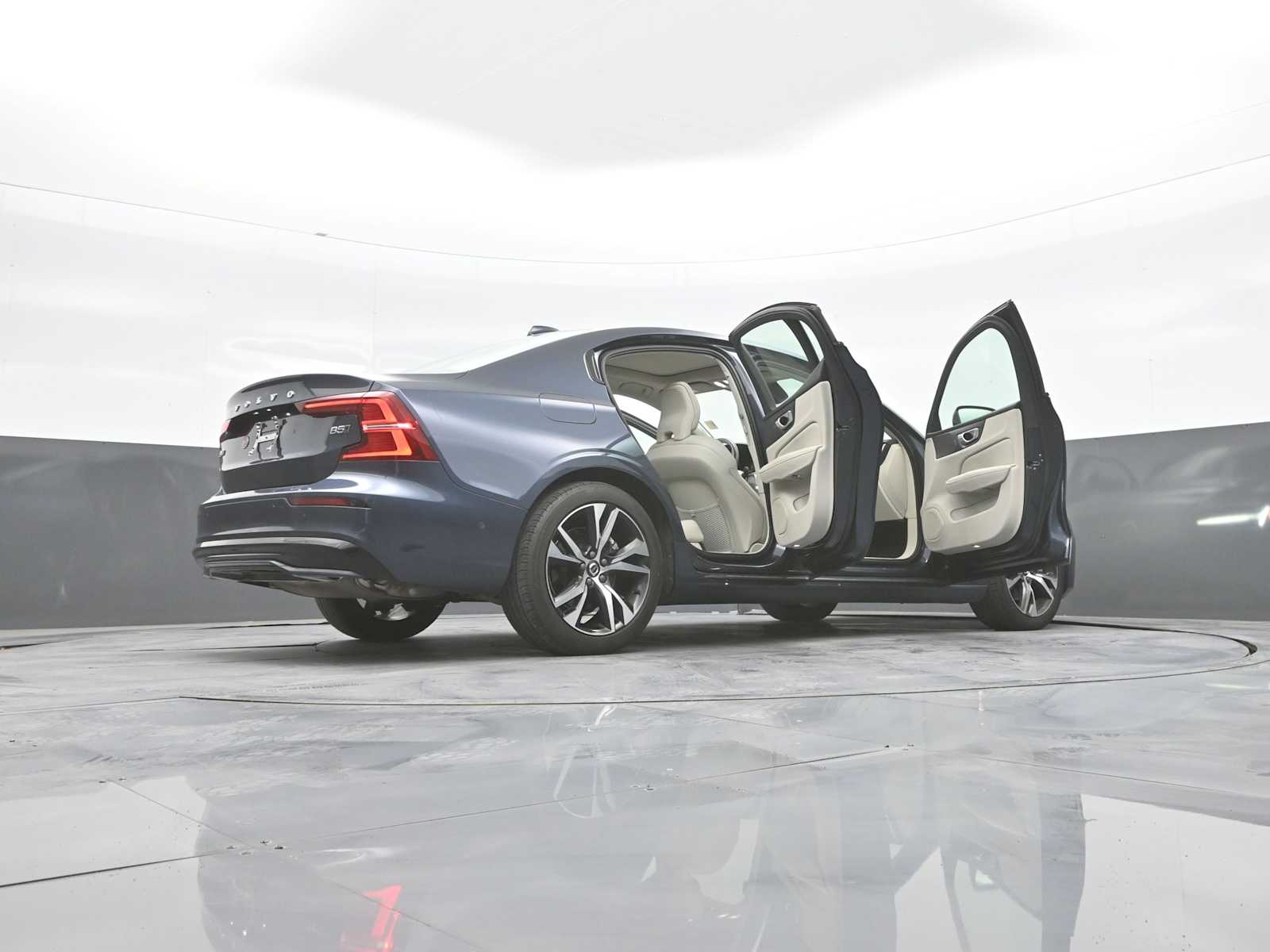 2024 Volvo S60 B5 Plus Dark Theme