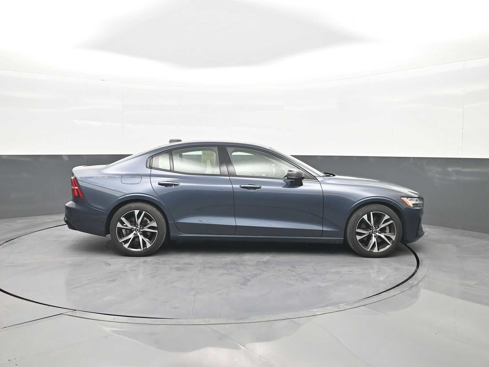2024 Volvo S60 B5 Plus Dark Theme