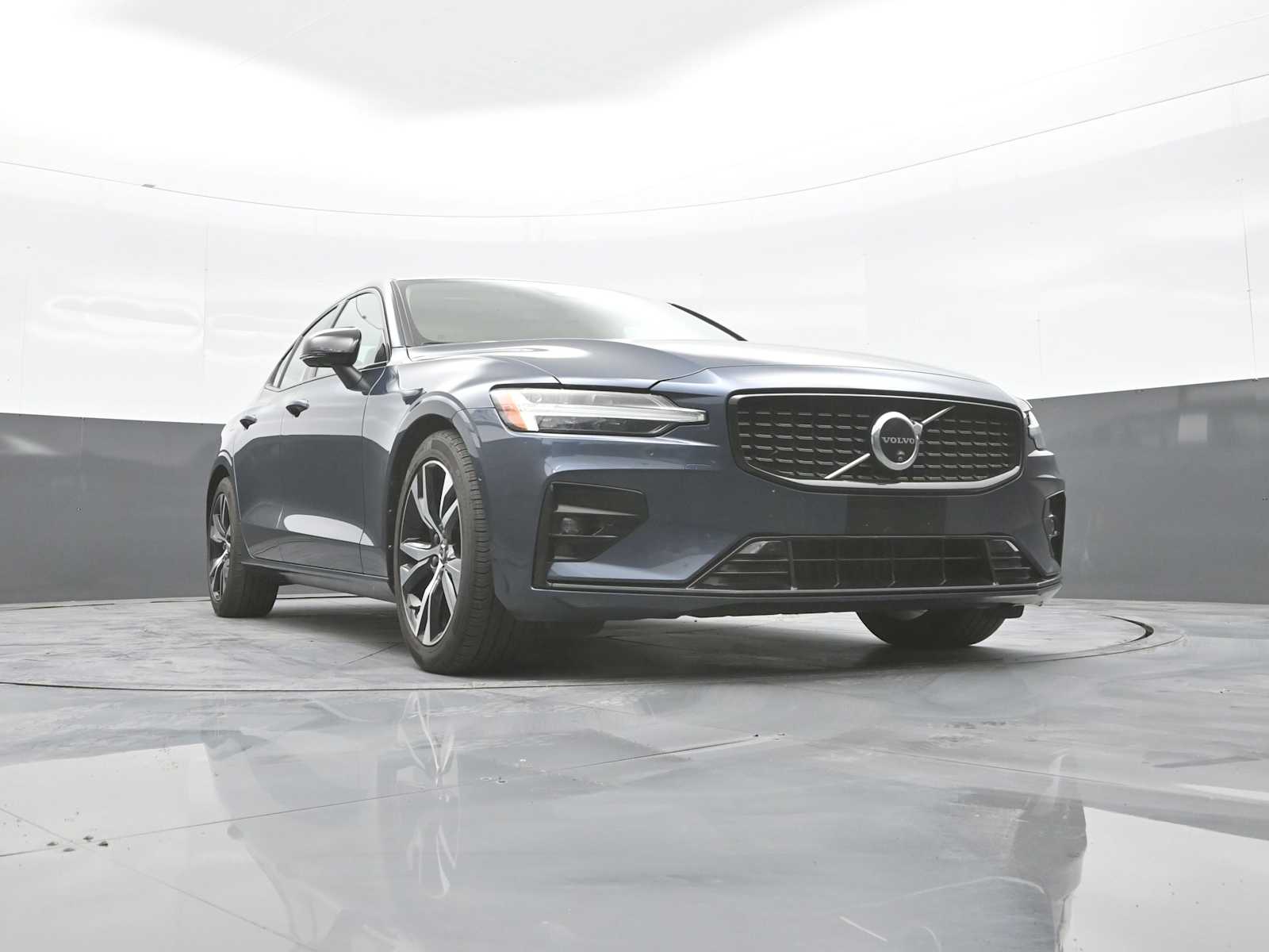 2024 Volvo S60 B5 Plus Dark Theme