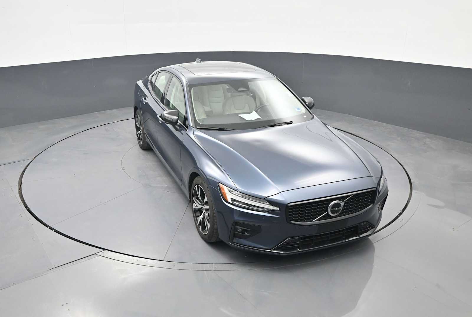 2024 Volvo S60 B5 Plus Dark Theme