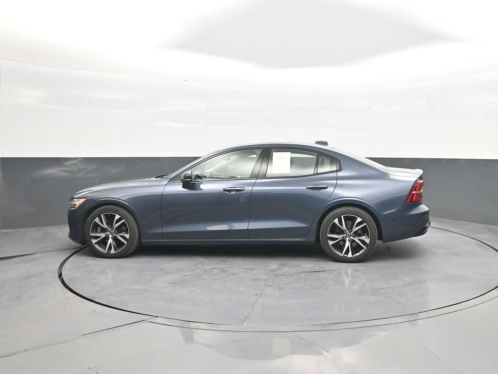 2024 Volvo S60 B5 Plus Dark Theme