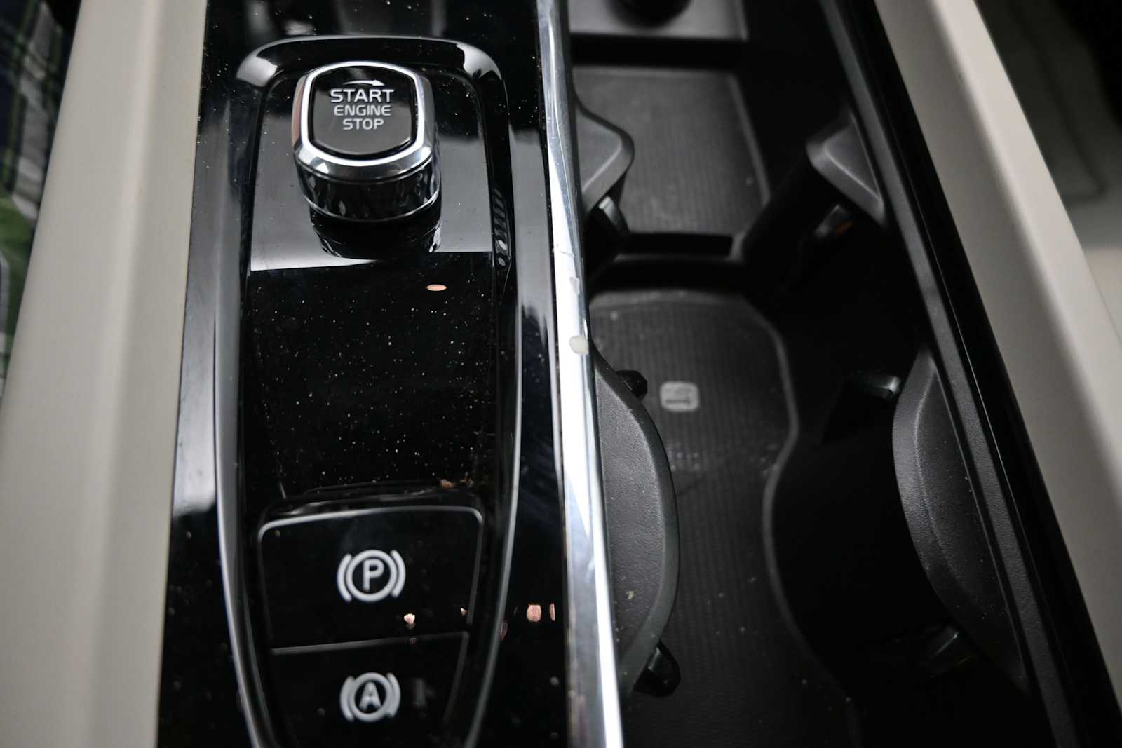2024 Volvo S60 B5 Plus Dark Theme