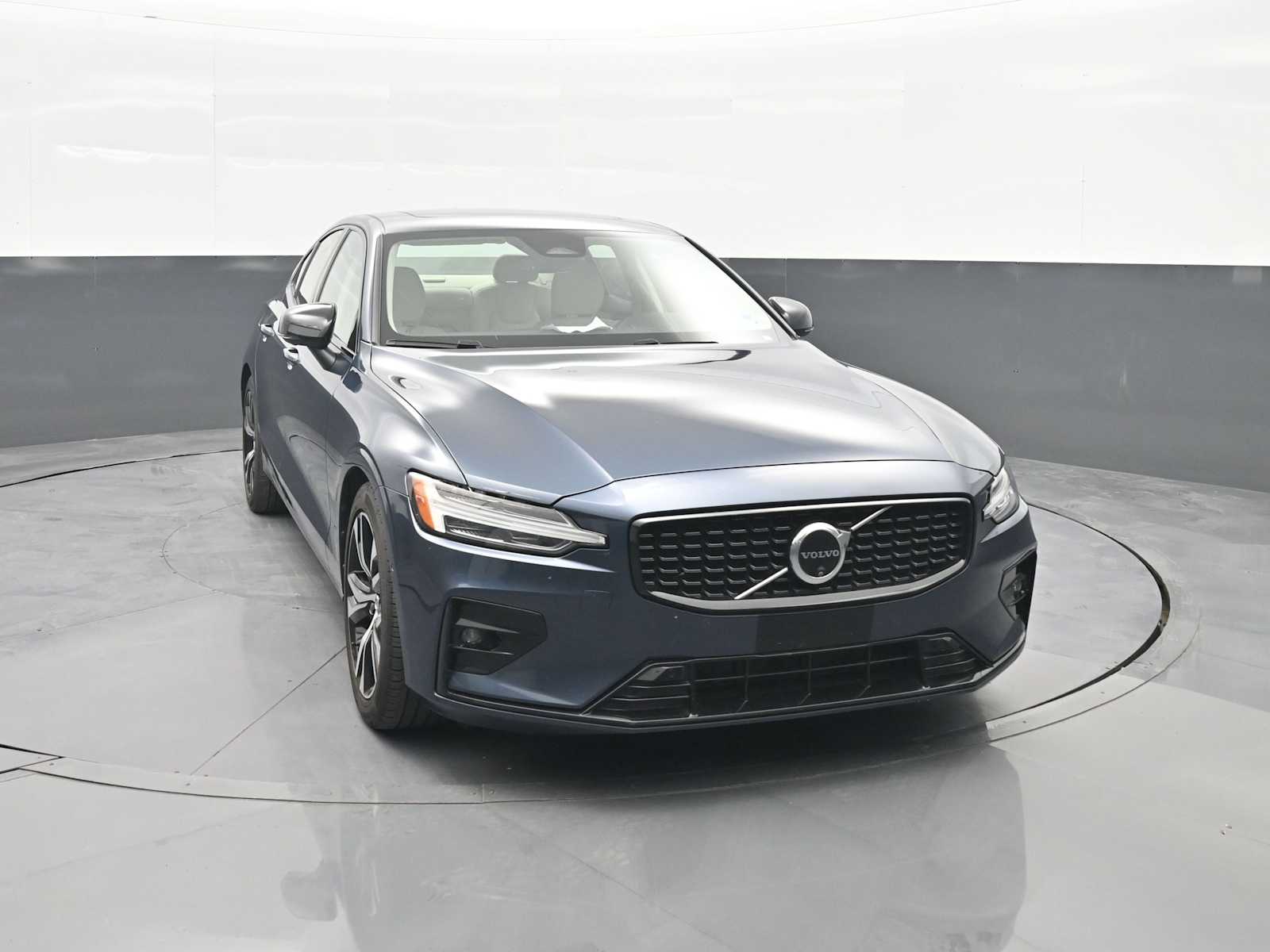 2024 Volvo S60 B5 Plus Dark Theme
