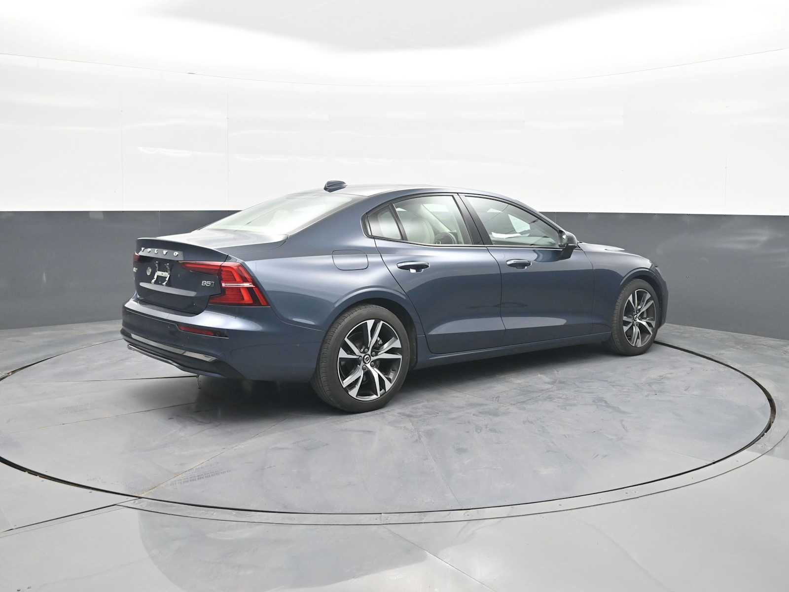 2024 Volvo S60 B5 Plus Dark Theme