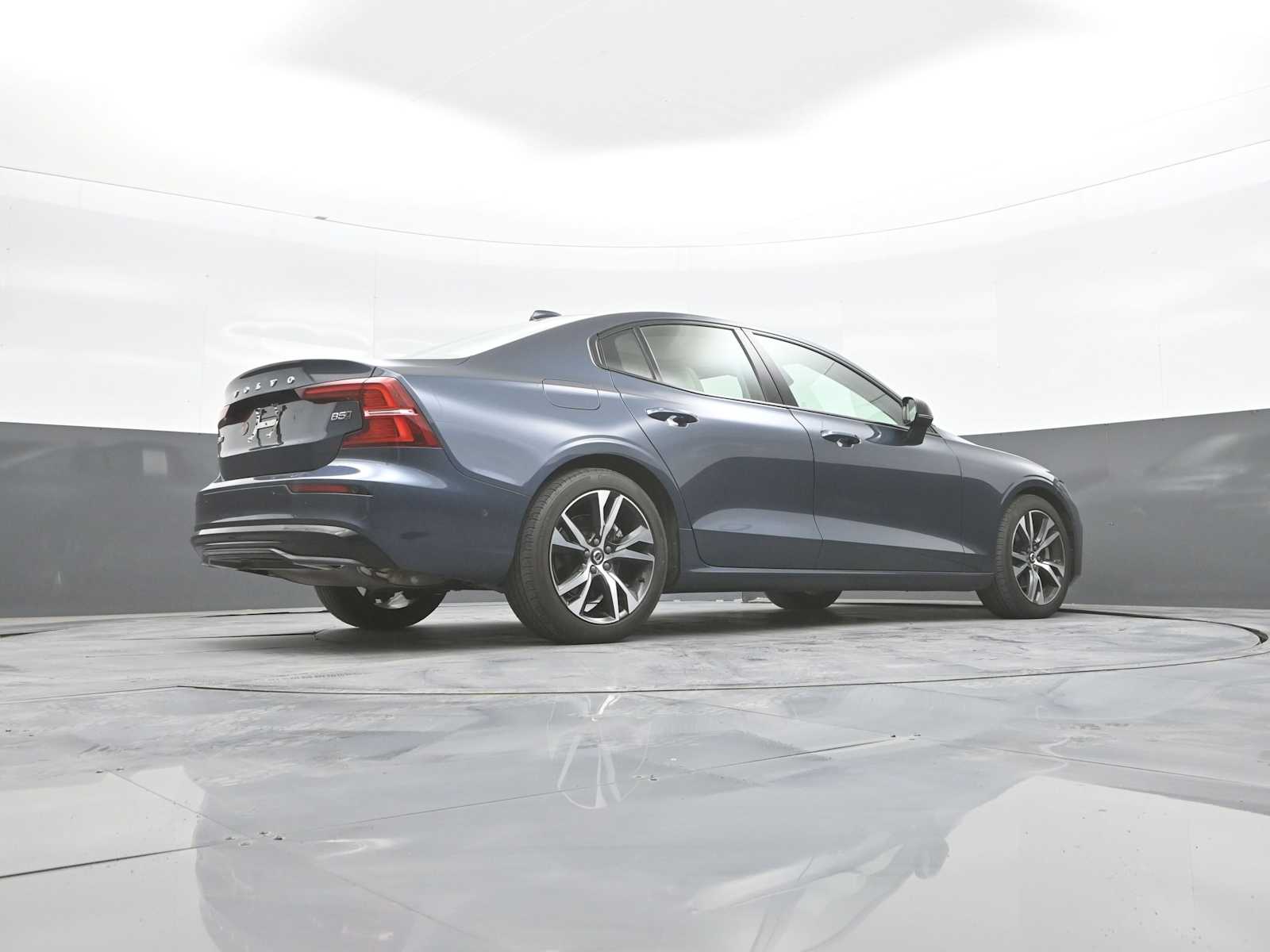 2024 Volvo S60 B5 Plus Dark Theme