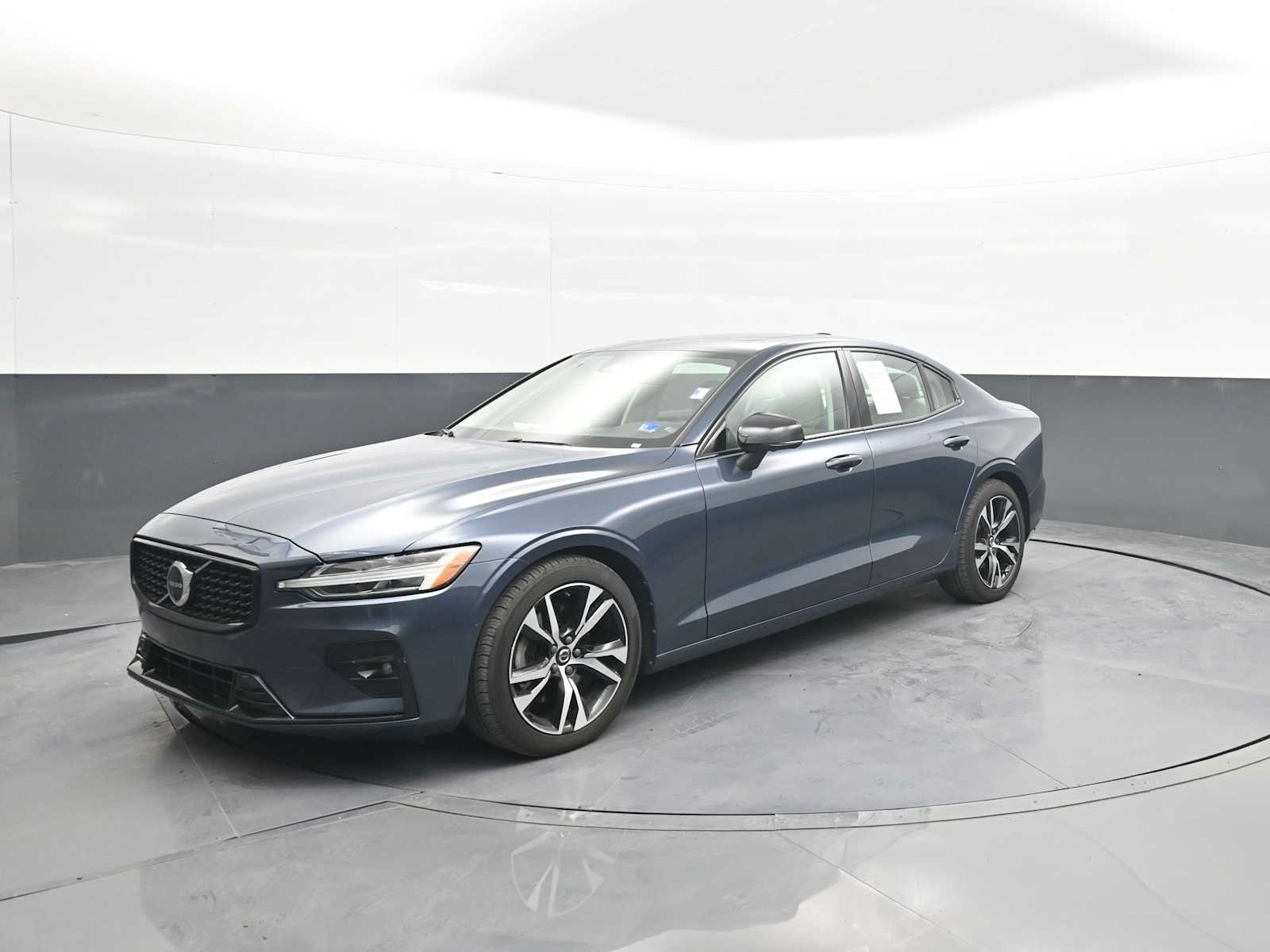 2024 Volvo S60 B5 Plus Dark Theme