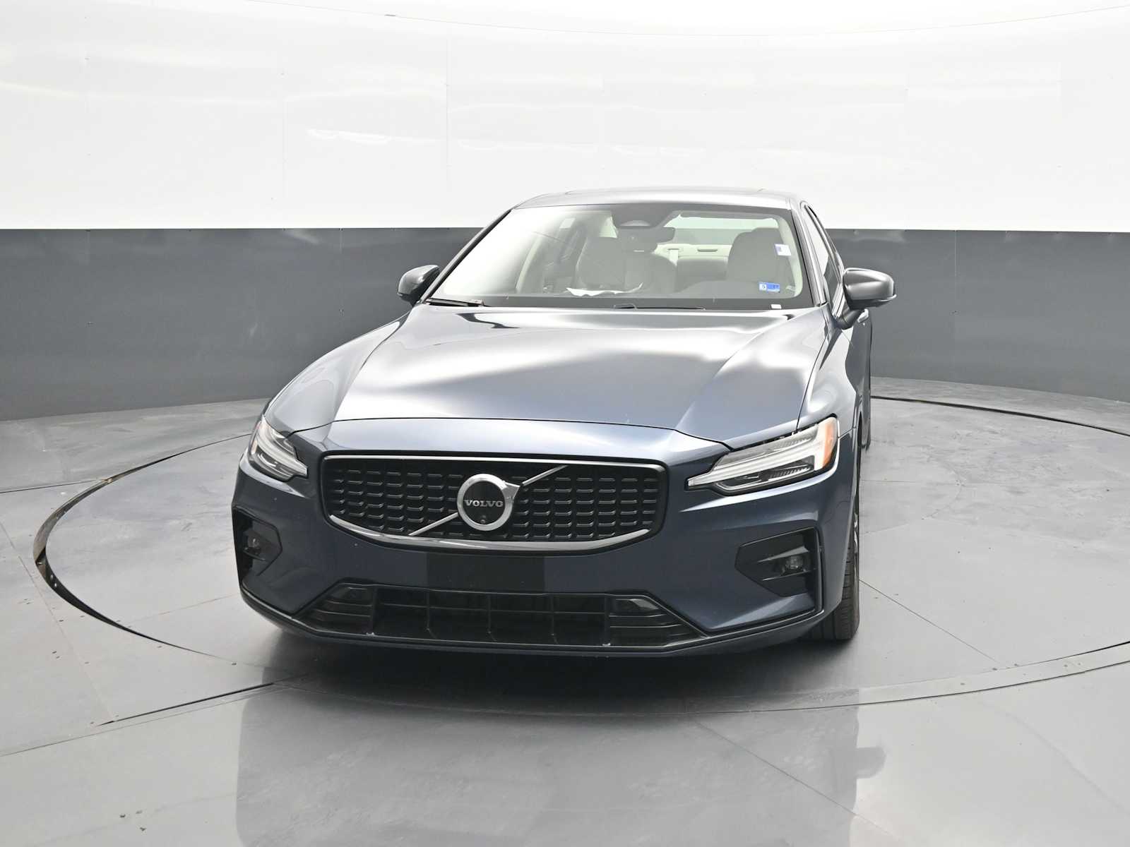 2024 Volvo S60 B5 Plus Dark Theme