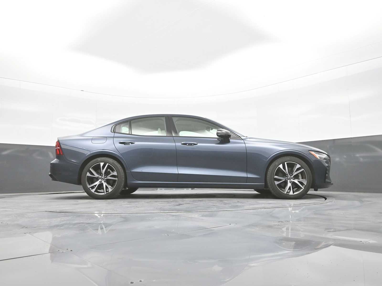 2024 Volvo S60 B5 Plus Dark Theme