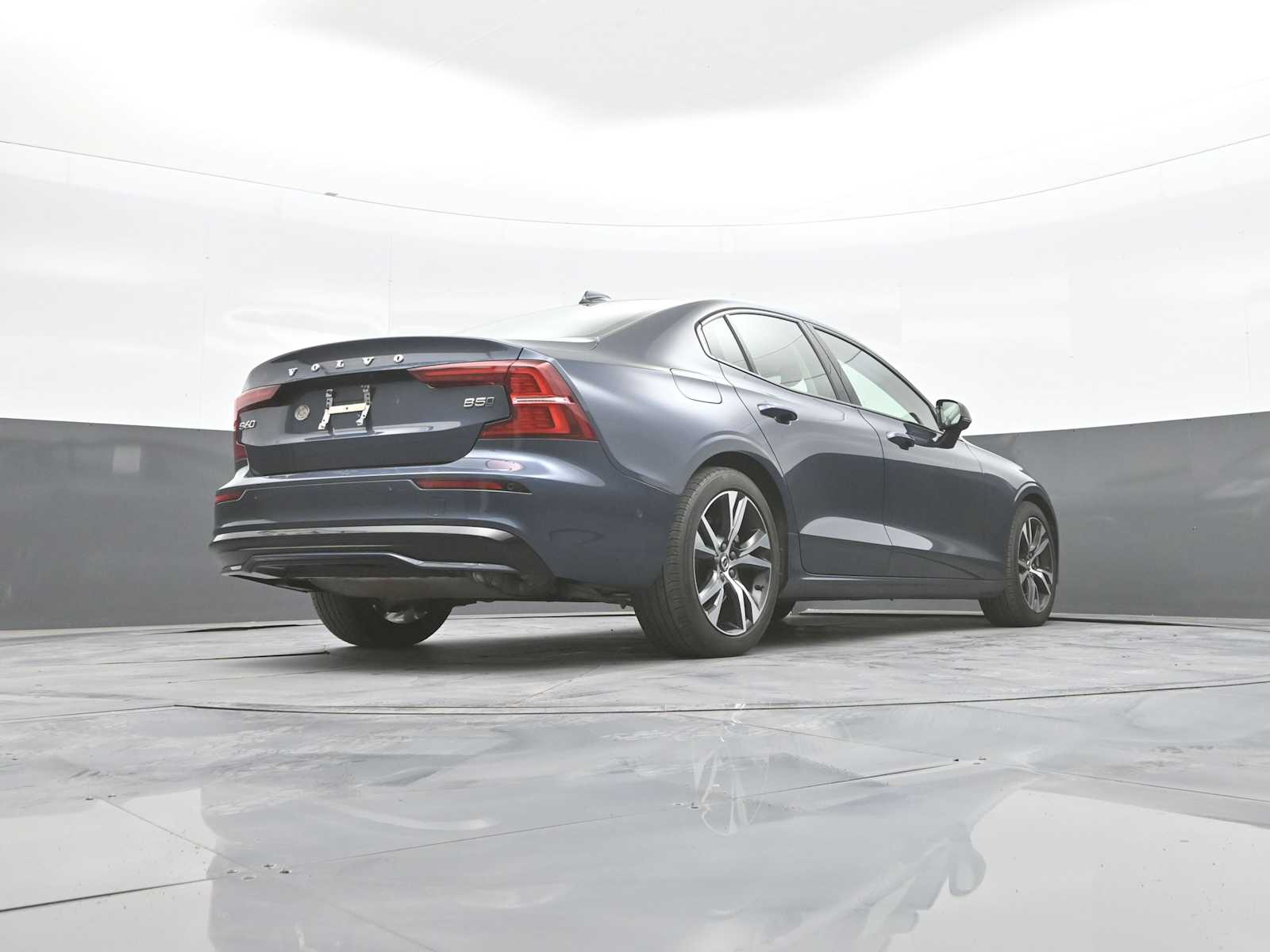 2024 Volvo S60 B5 Plus Dark Theme
