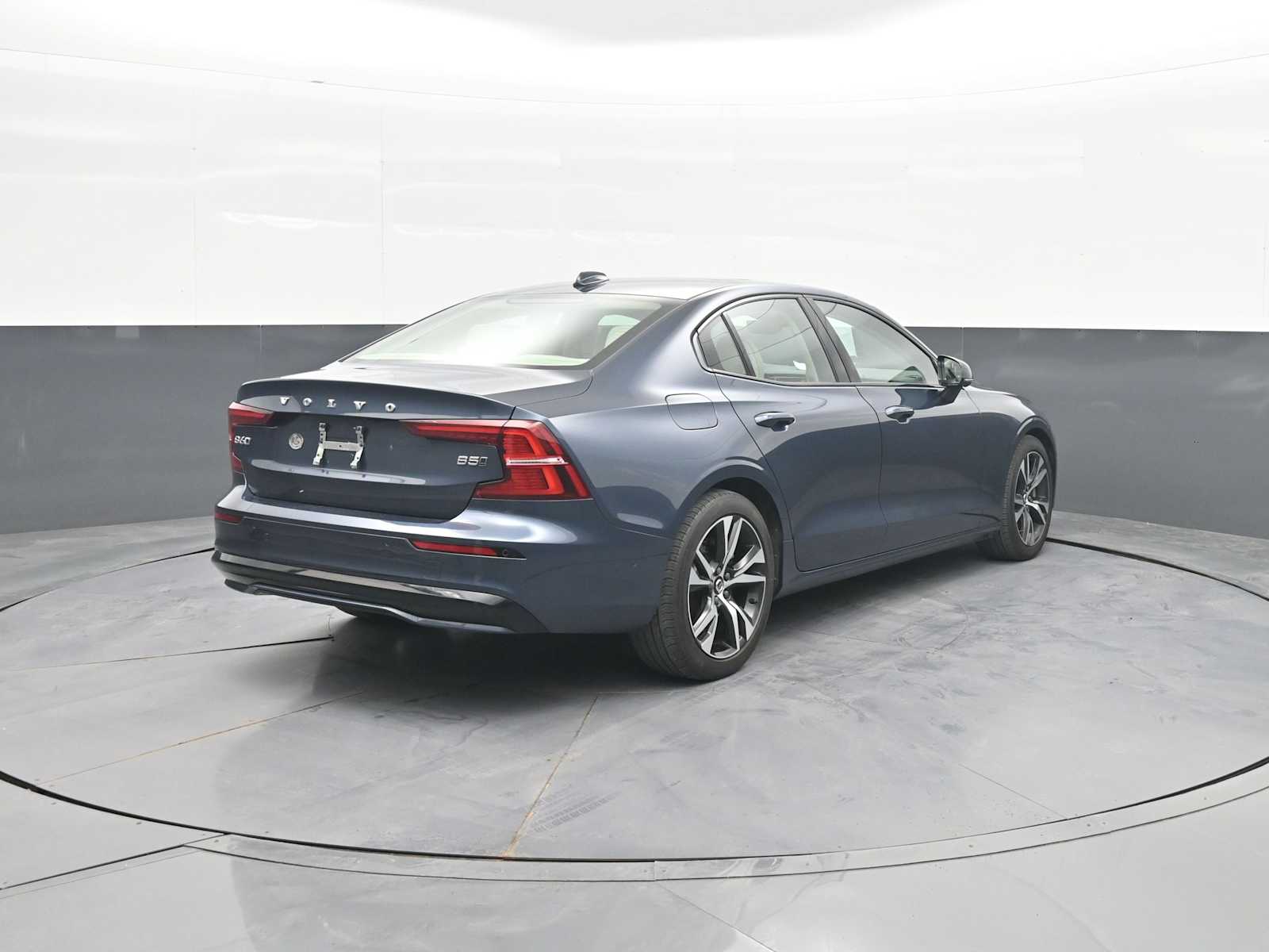 2024 Volvo S60 B5 Plus Dark Theme