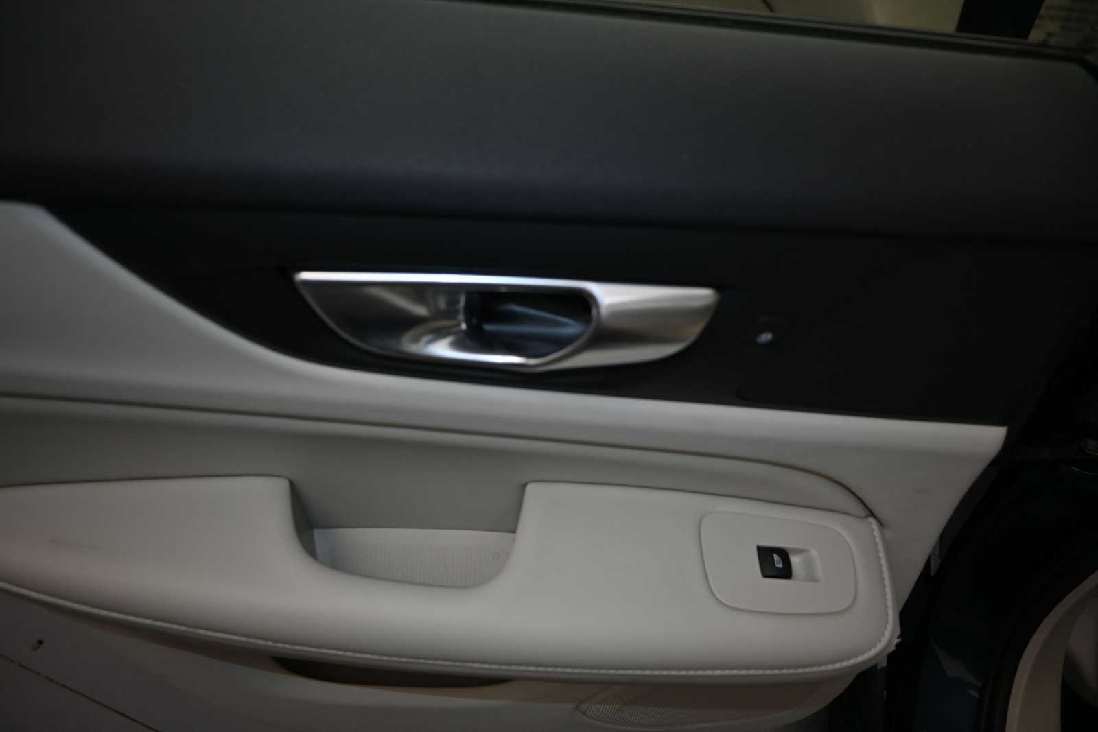 2024 Volvo S60 B5 Plus Dark Theme