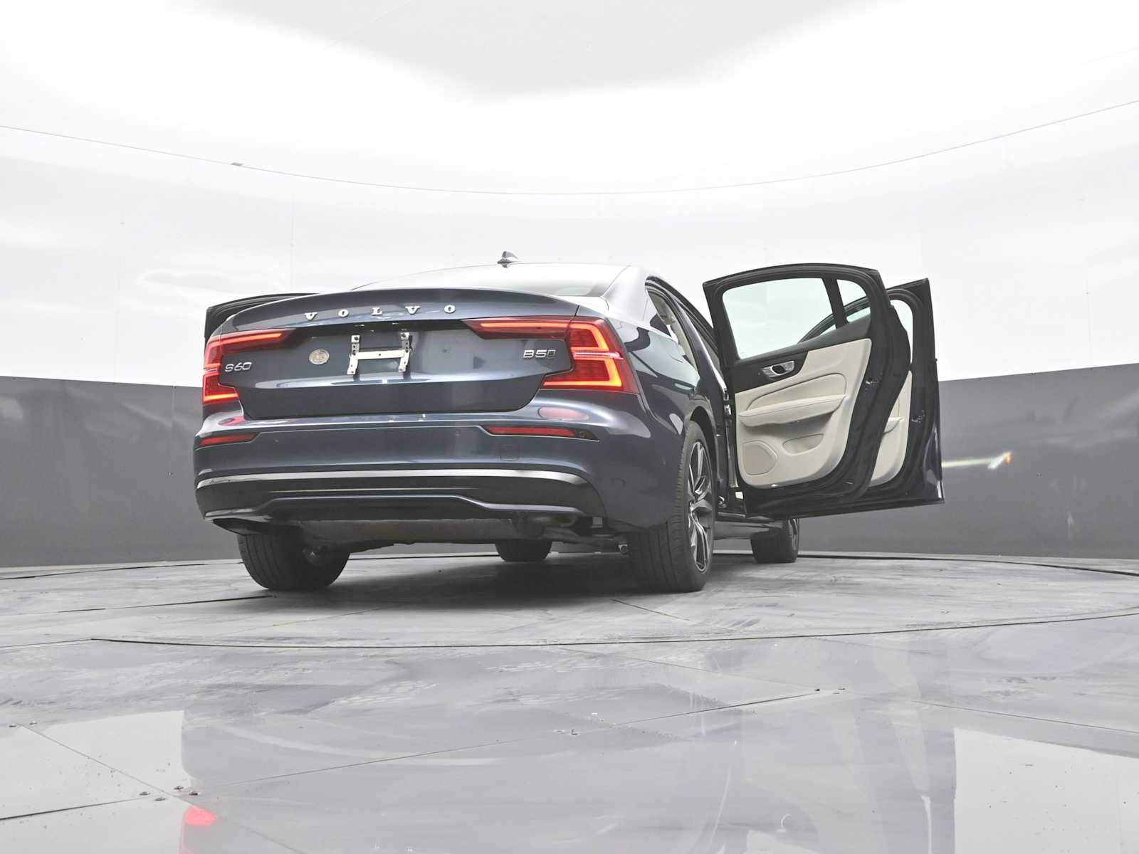 2024 Volvo S60 B5 Plus Dark Theme